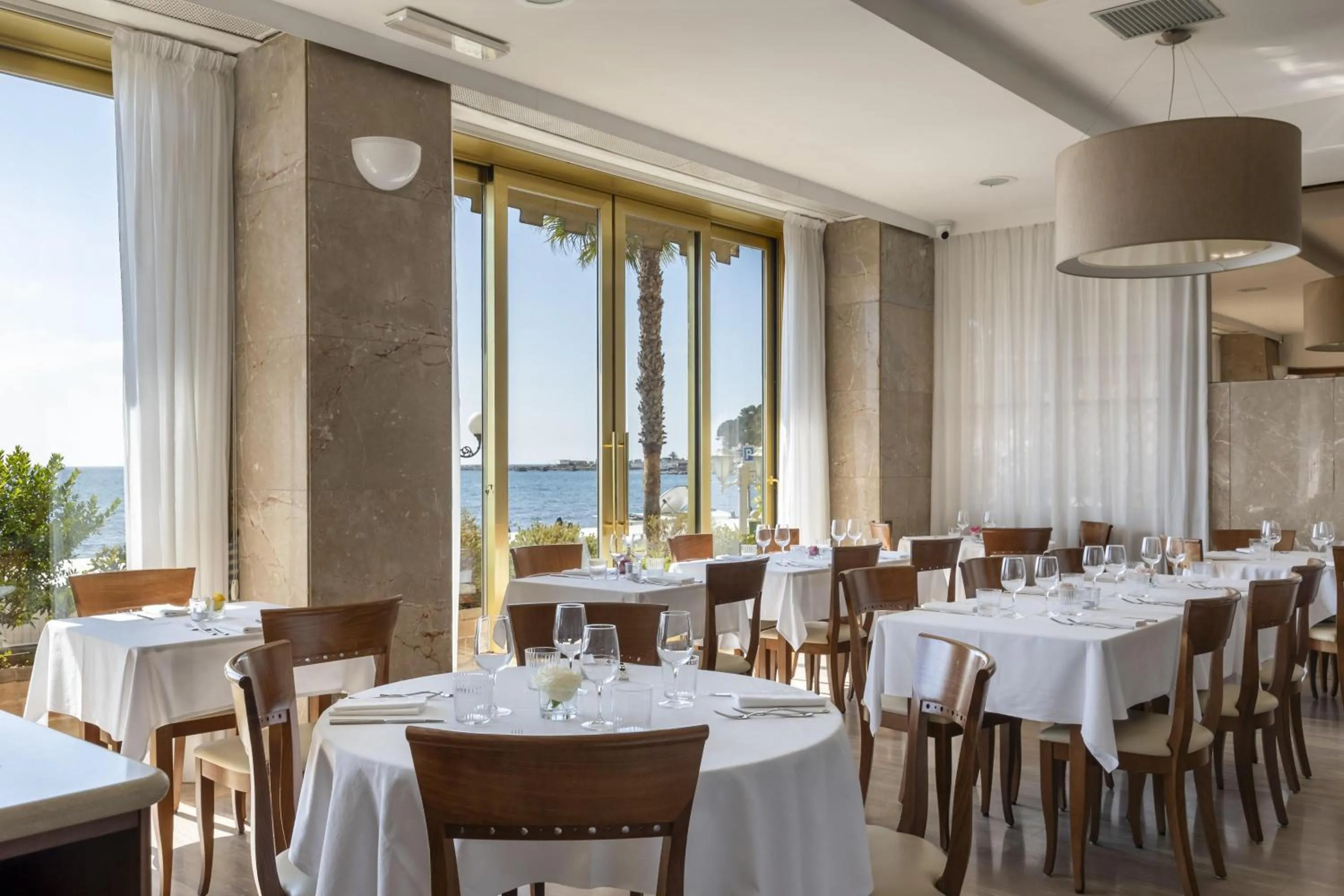 Restaurant/places to eat in B&B HOTEL Diano Marina Palace