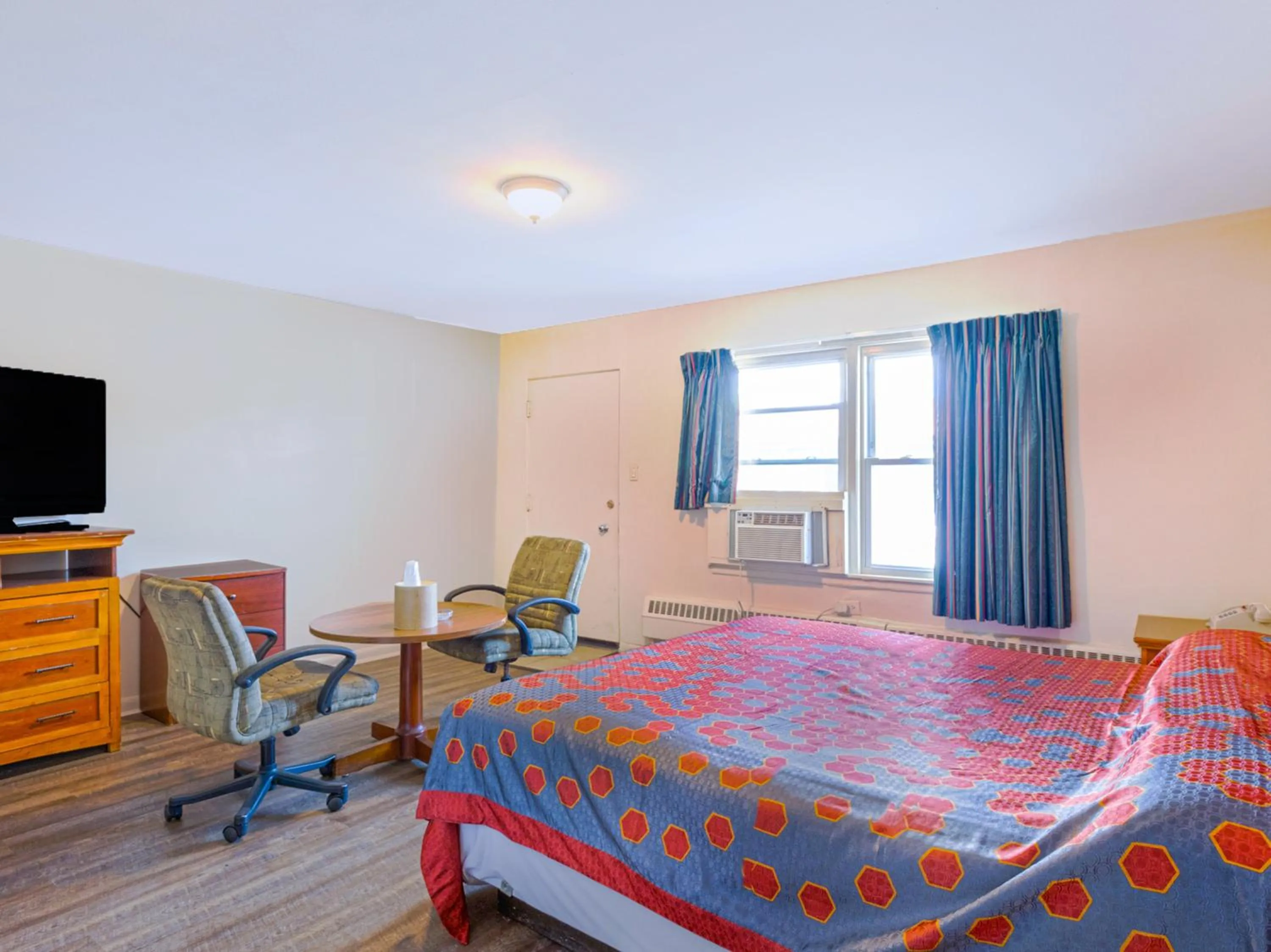 Bedroom in Manor Motel By OYO Near Oak Brook Chicago Westchester