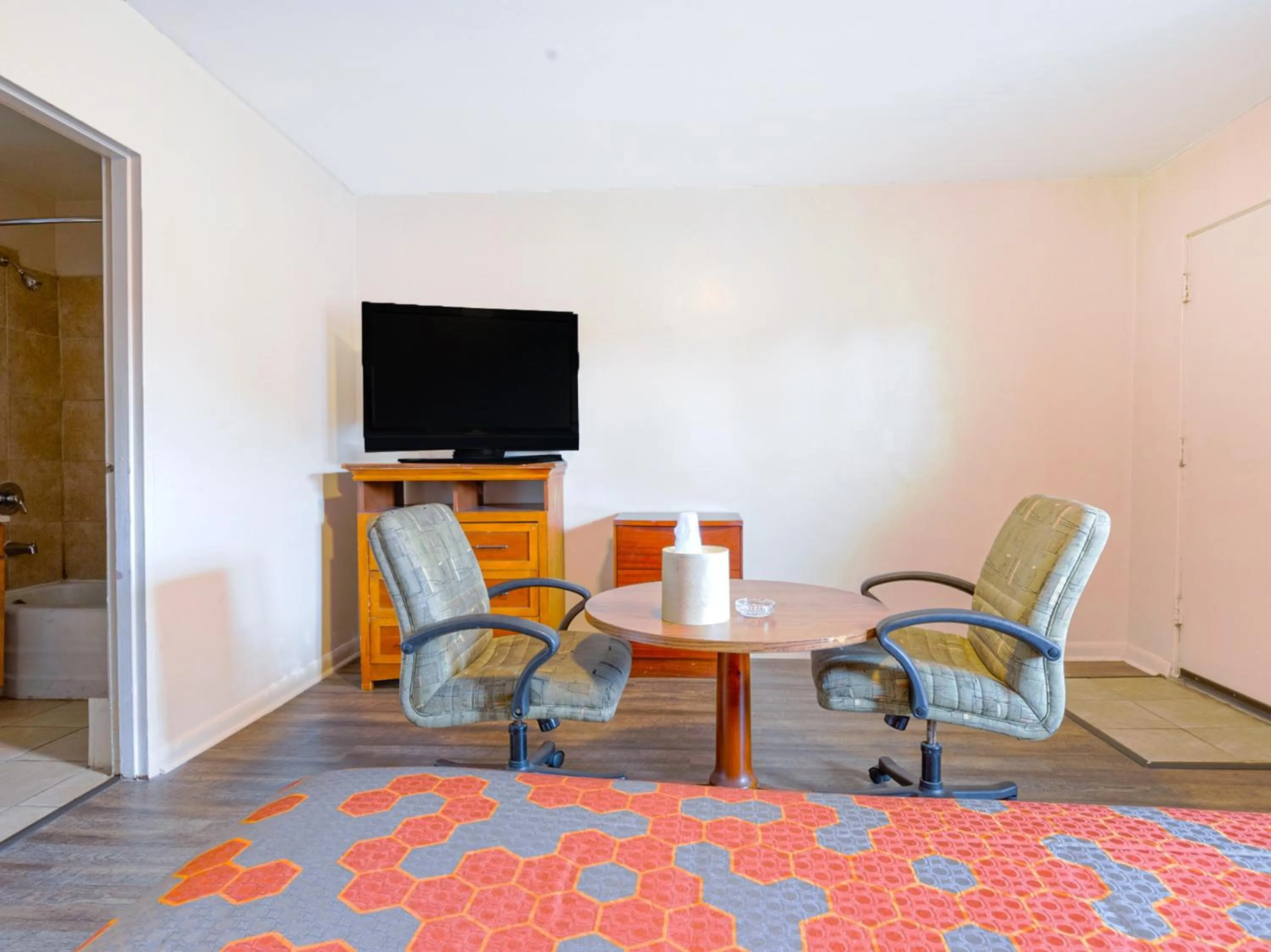 TV and multimedia in Manor Motel By OYO Near Oak Brook Chicago Westchester