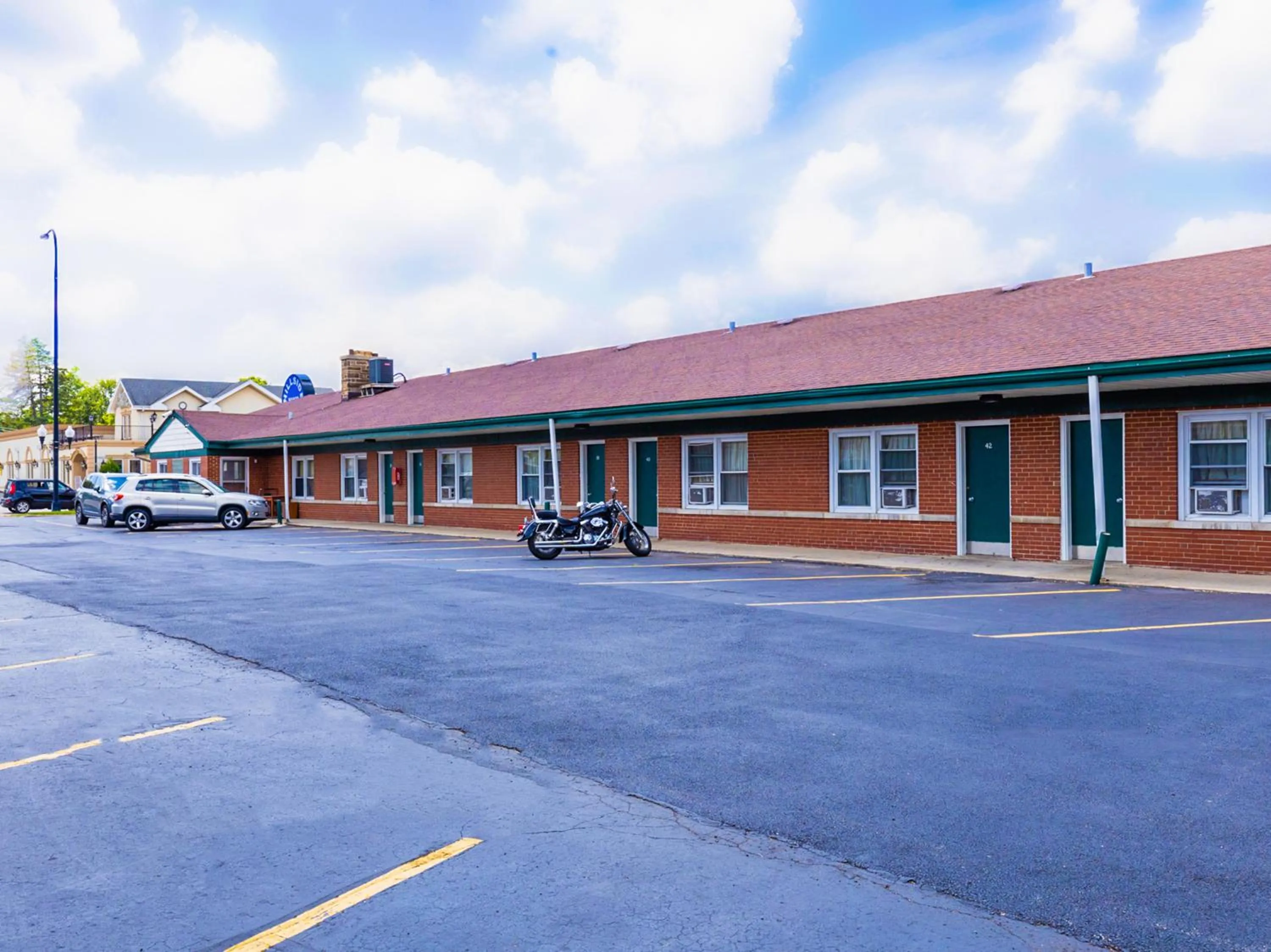 Parking in Manor Motel By OYO Near Oak Brook Chicago Westchester