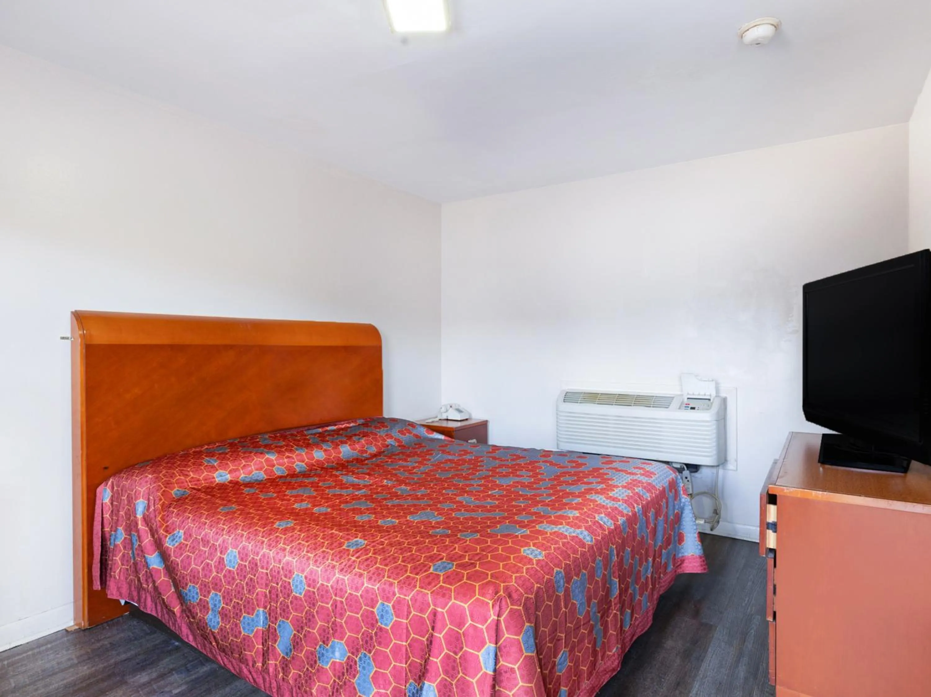 Bedroom in Manor Motel By OYO Near Oak Brook Chicago Westchester