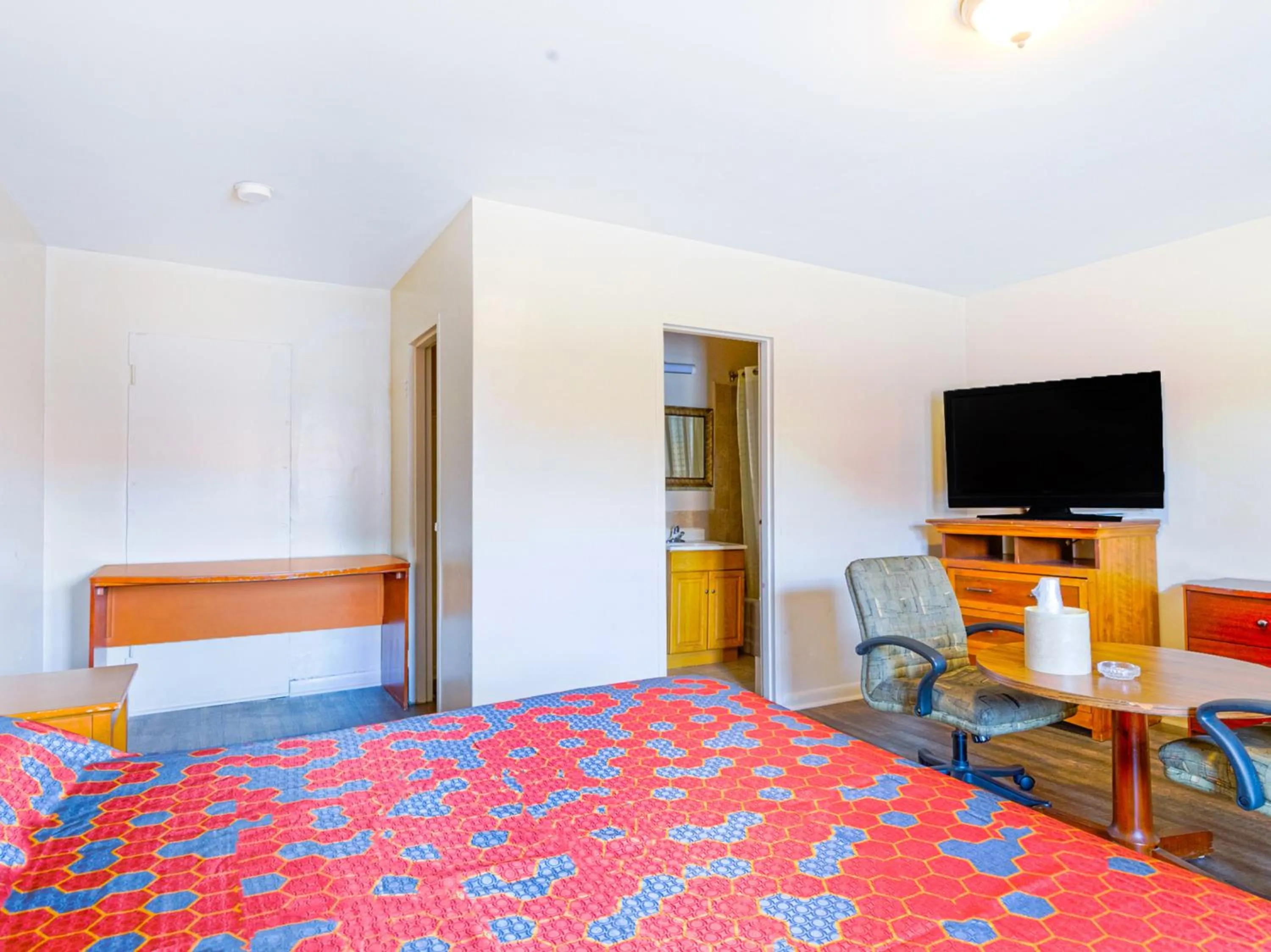 Bedroom in Manor Motel By OYO Near Oak Brook Chicago Westchester