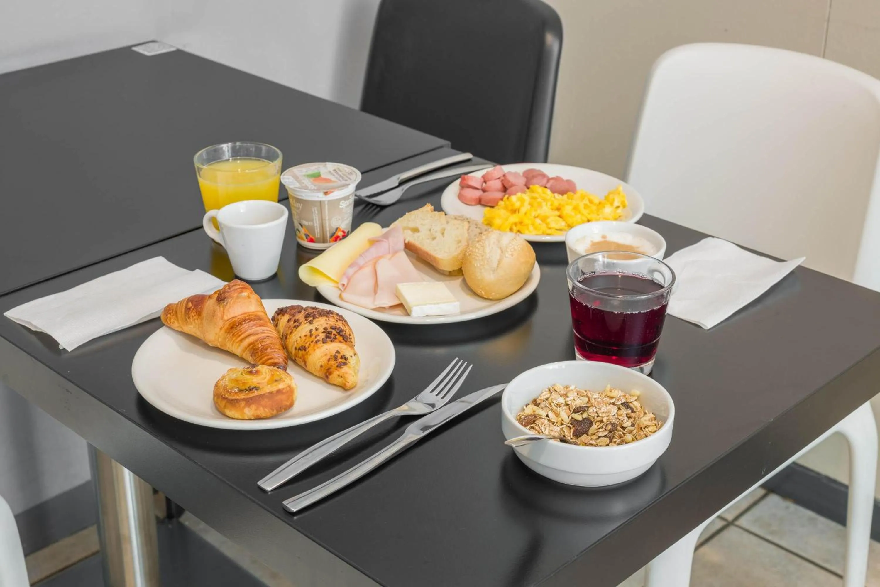 Restaurant/places to eat in B&B HOTEL Bologna