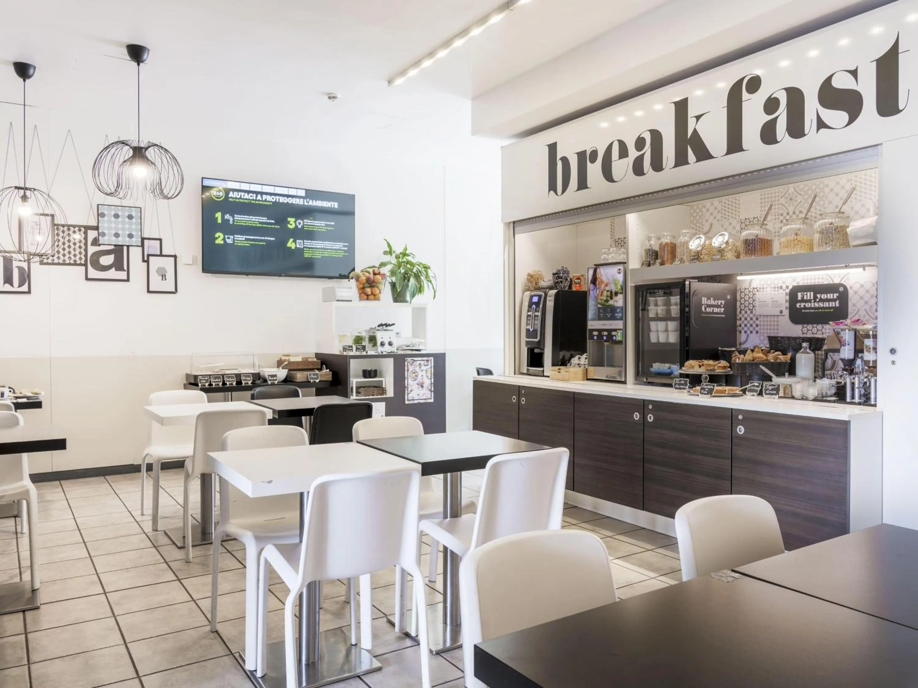 Lounge or bar in B&B HOTEL Bologna