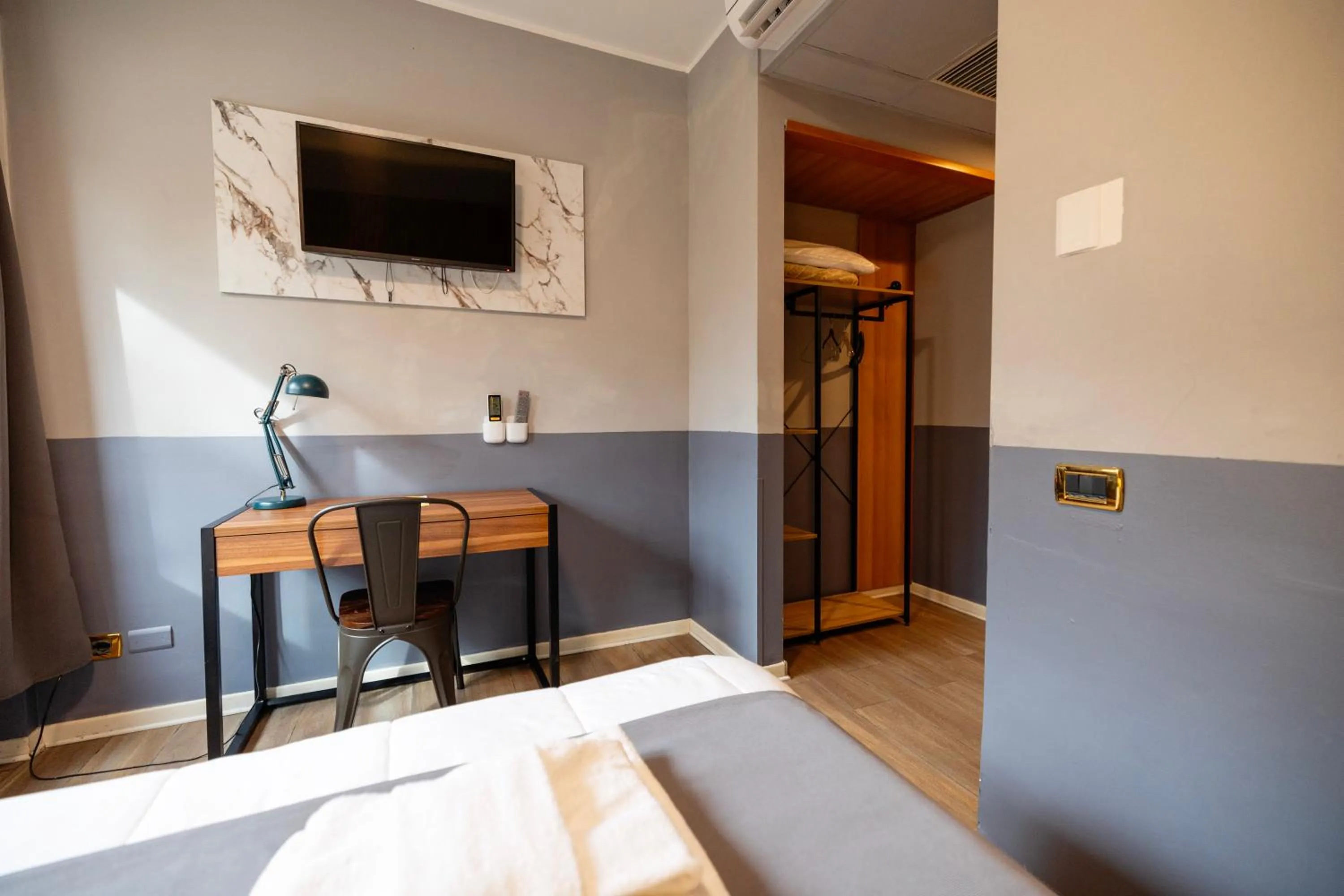 Photo of the whole room, Bed in Scheppers Hotel