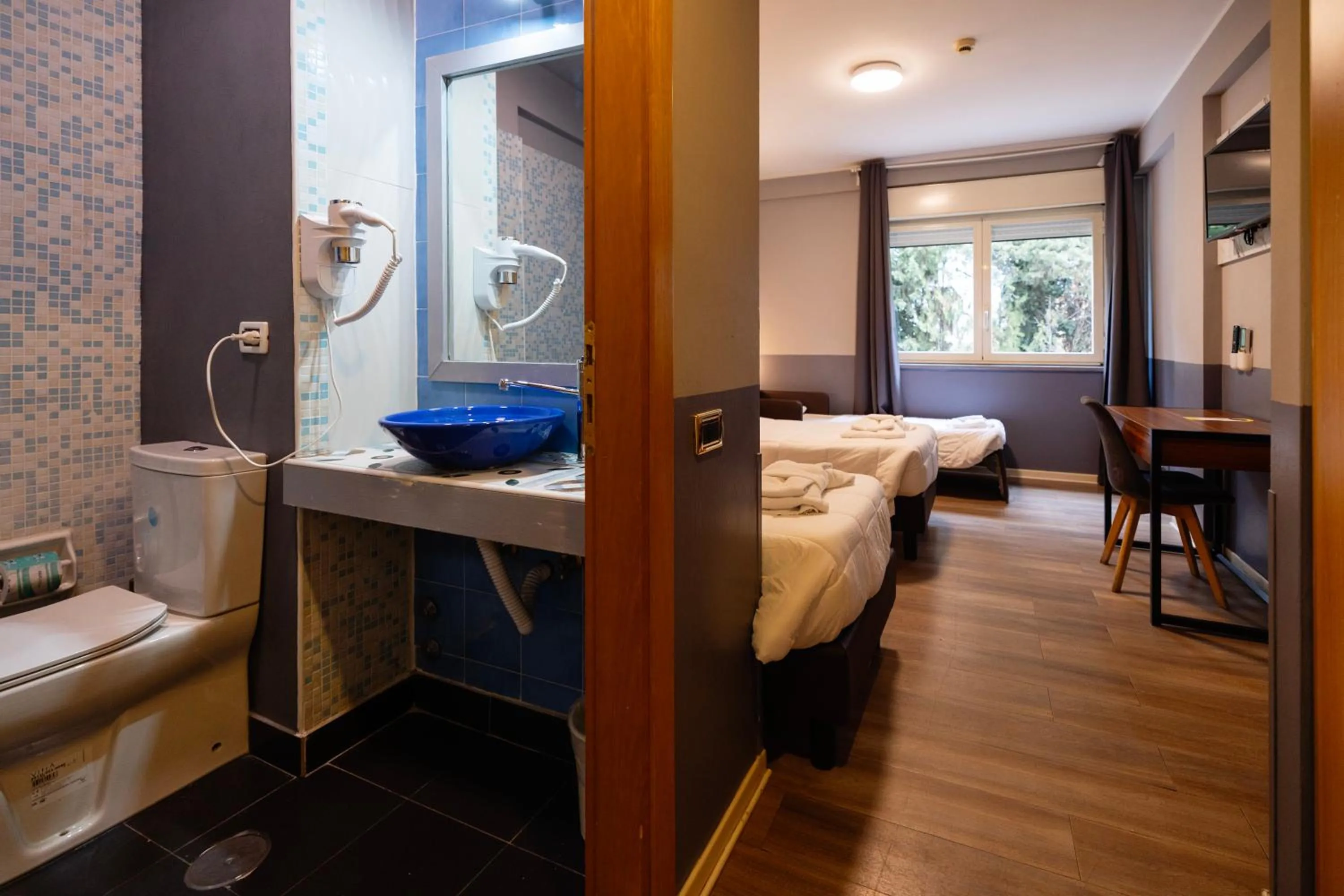 Bathroom, Bed in Scheppers Hotel