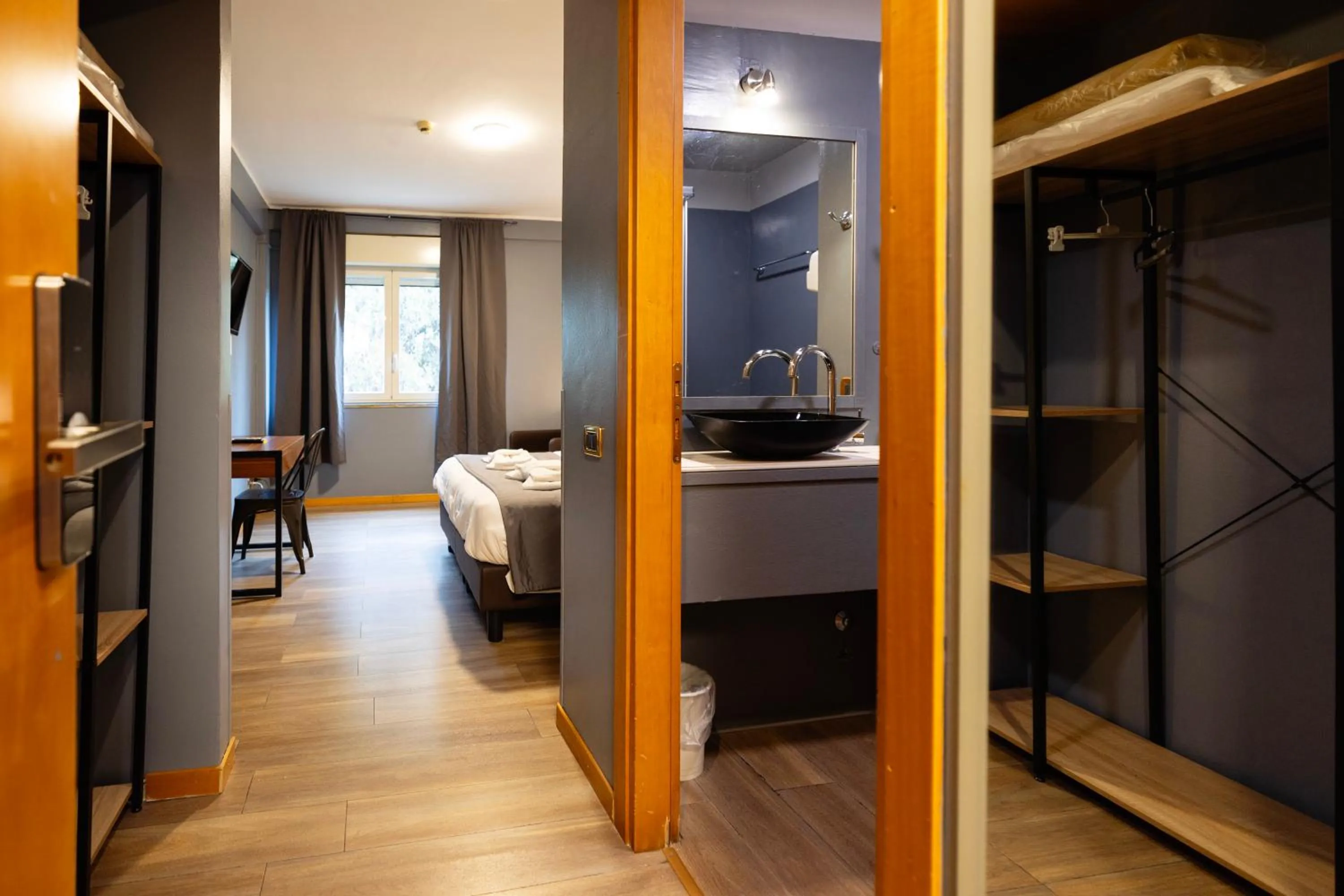 Photo of the whole room, Bed in Scheppers Hotel