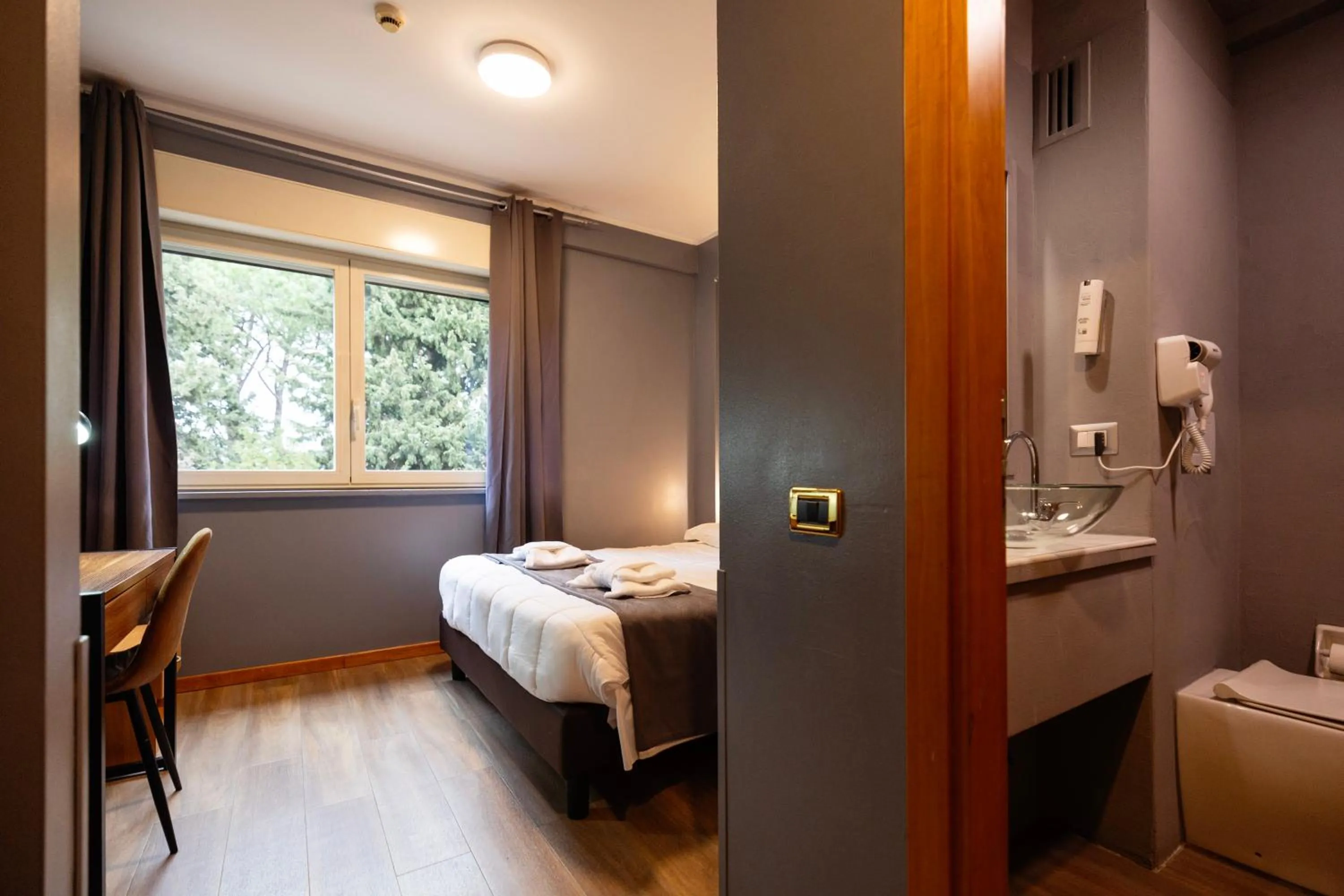 Bathroom, Bed in Scheppers Hotel