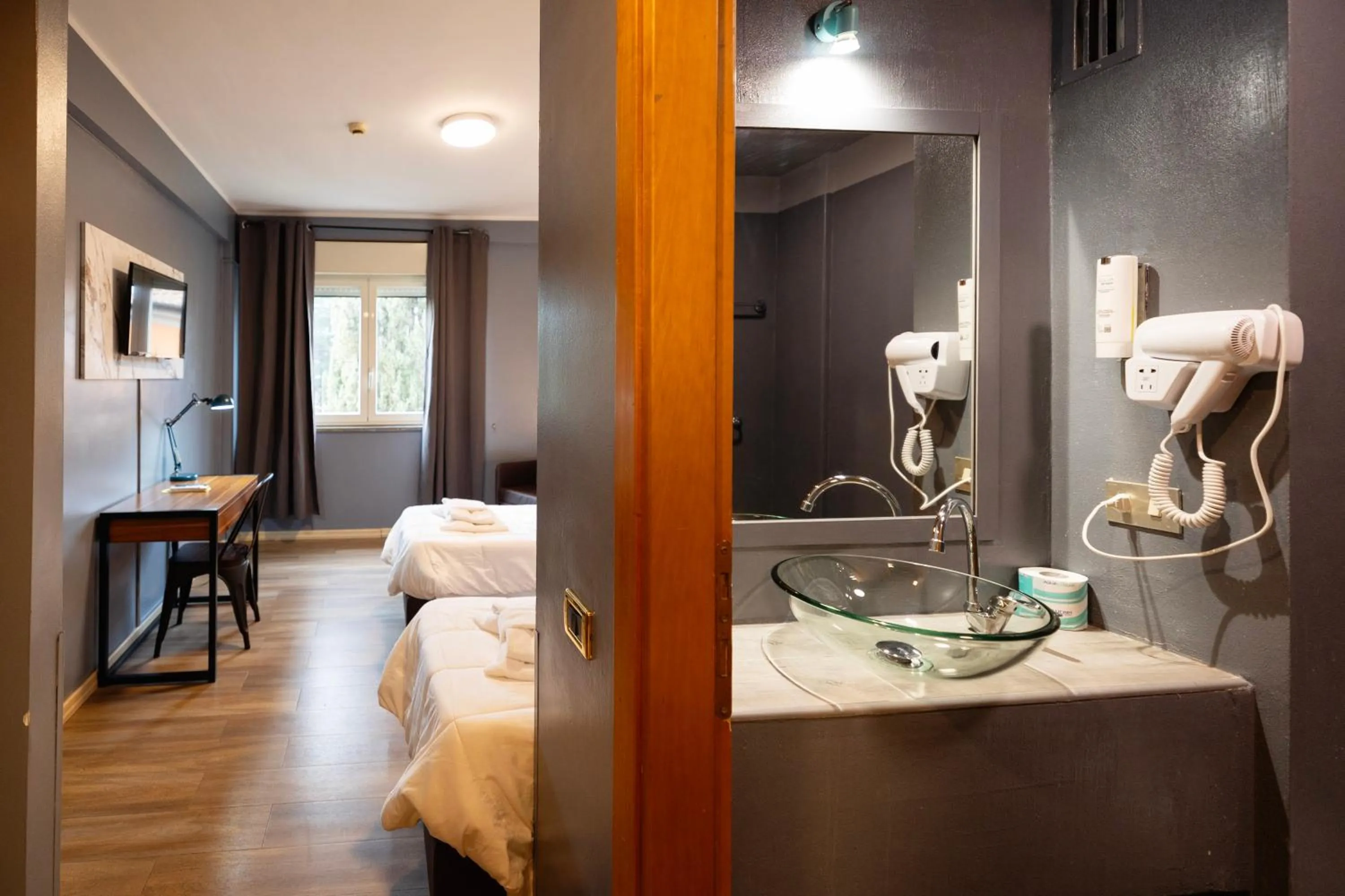 Bathroom, Bed in Scheppers Hotel