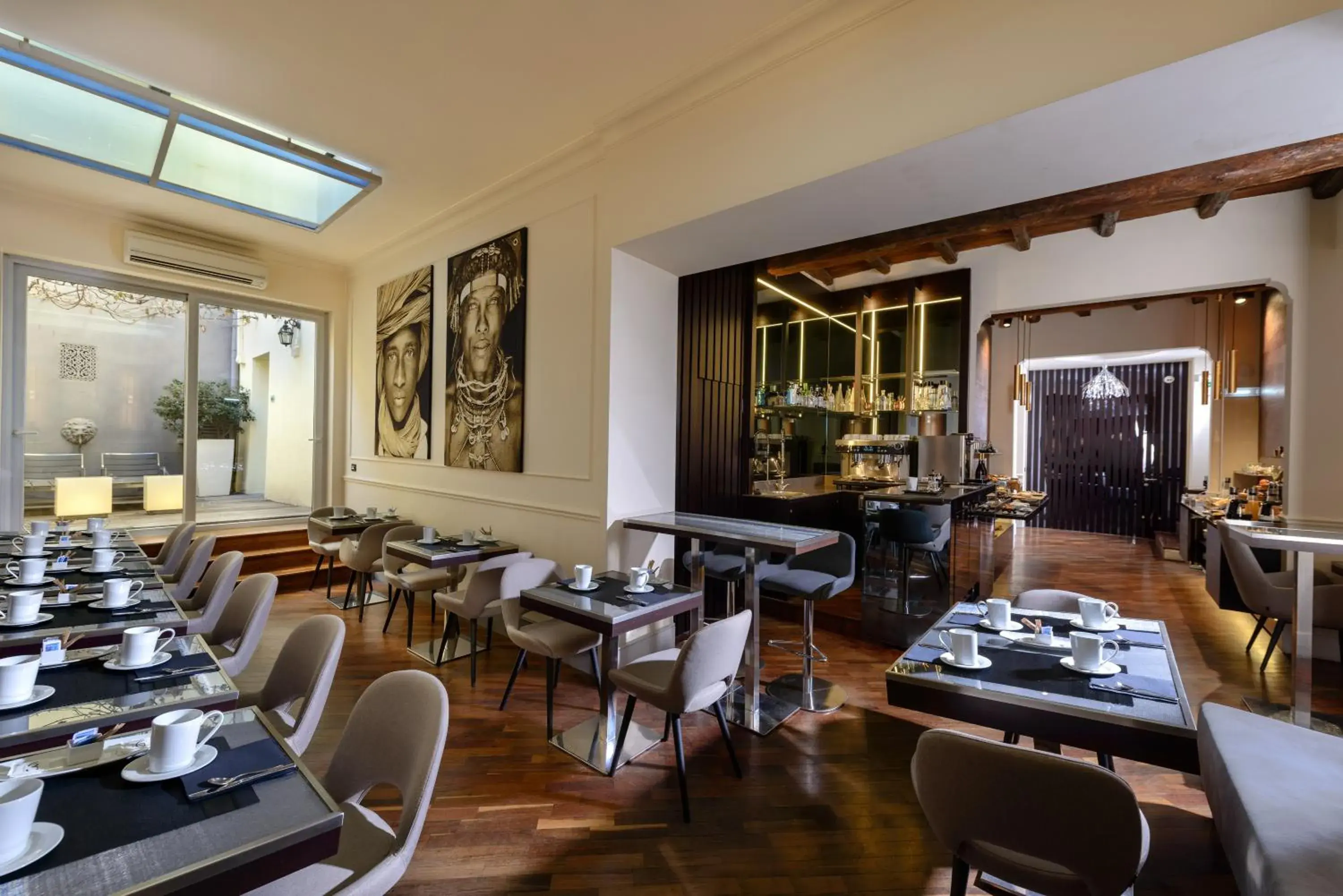 Lounge or bar in Hotel Metropolitan Lounge or bar in Hotel Metropolitan