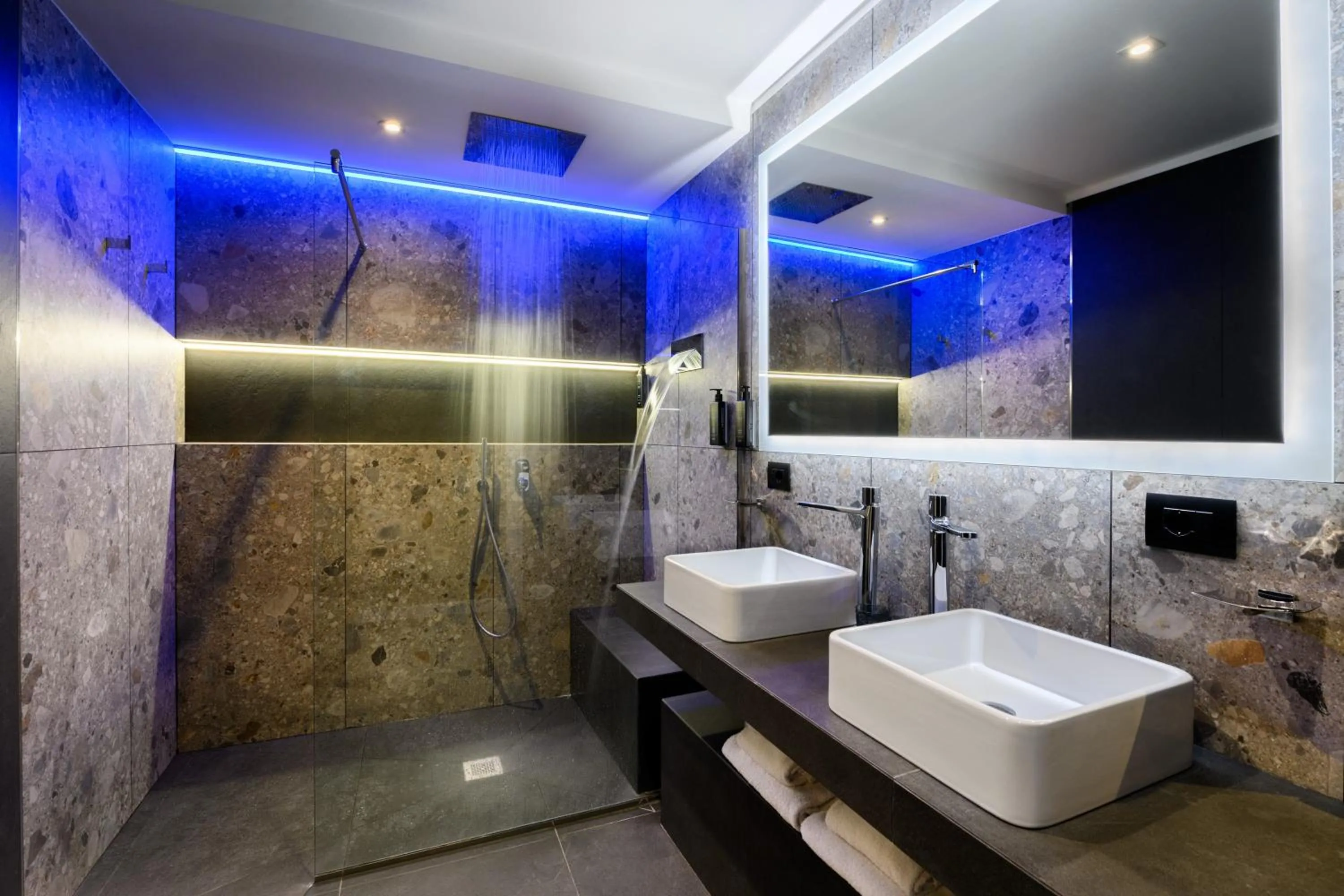 Shower in Hotel Metropolitan