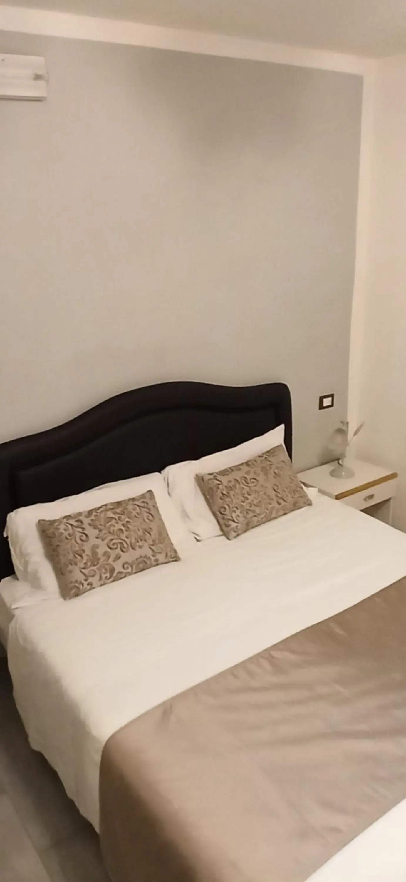 Bed in Hotel Leonardo Bed in Hotel Leonardo