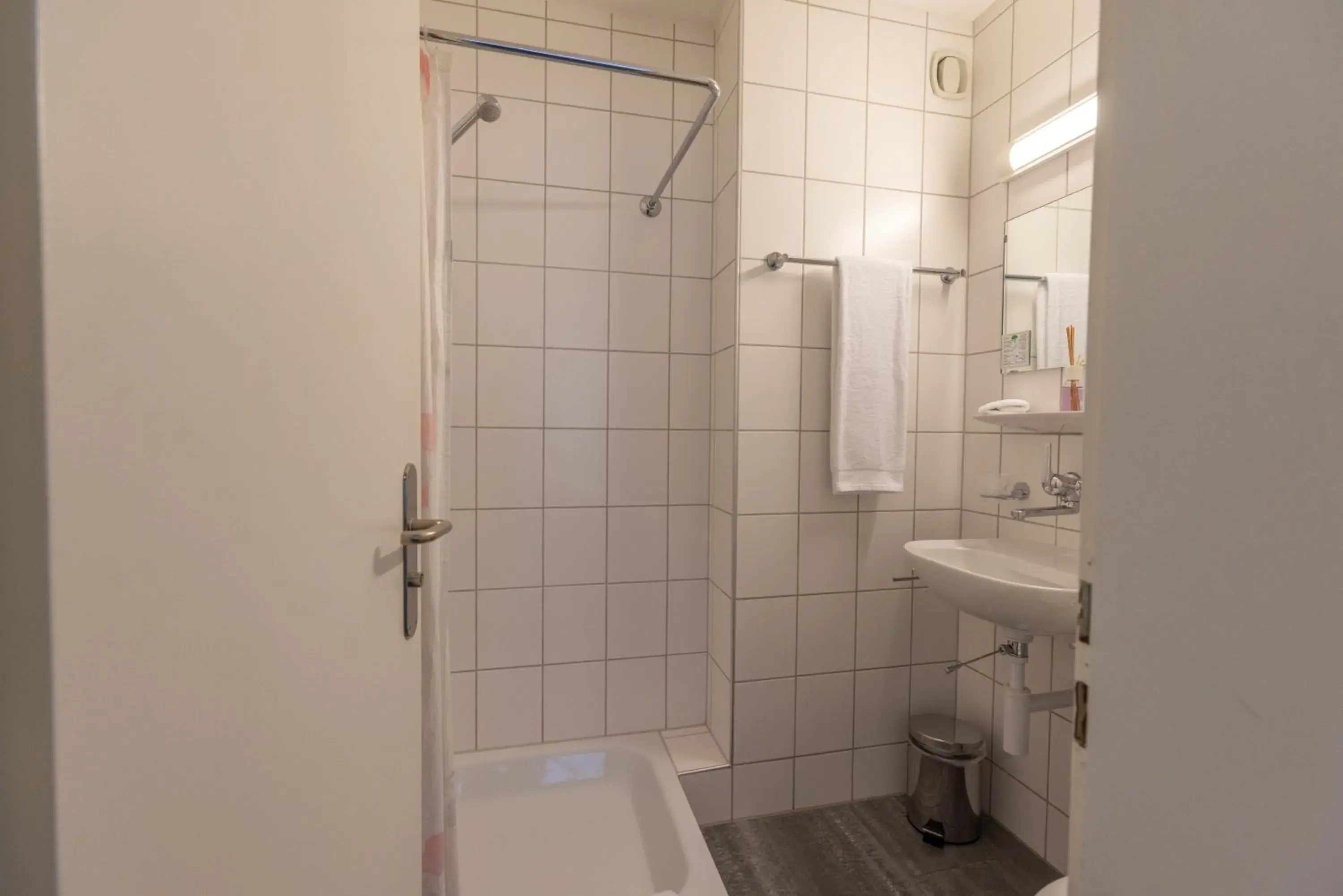 Single Room with Shower - single occupancy in Hotel Bären Niederscherli Single Room with Shower - single occupancy in Hotel Bären Niederscherli