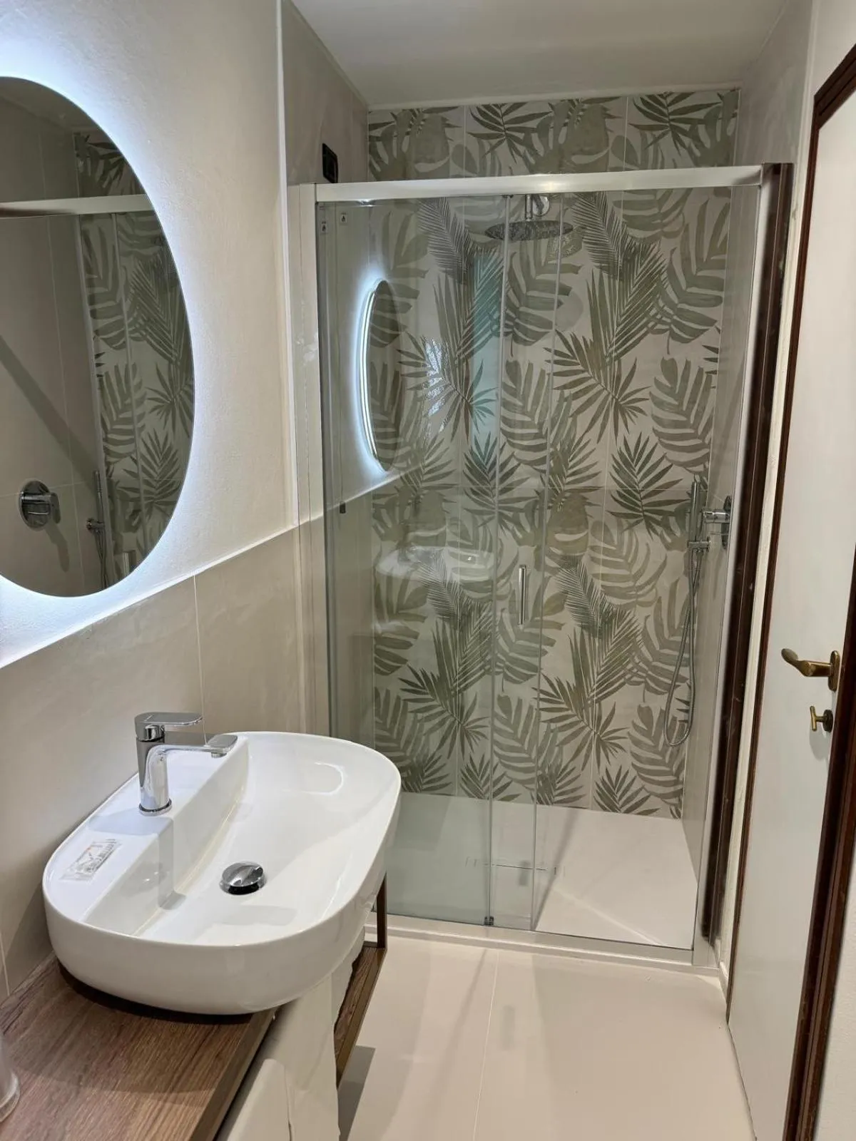 Shower in Hotel Corallo