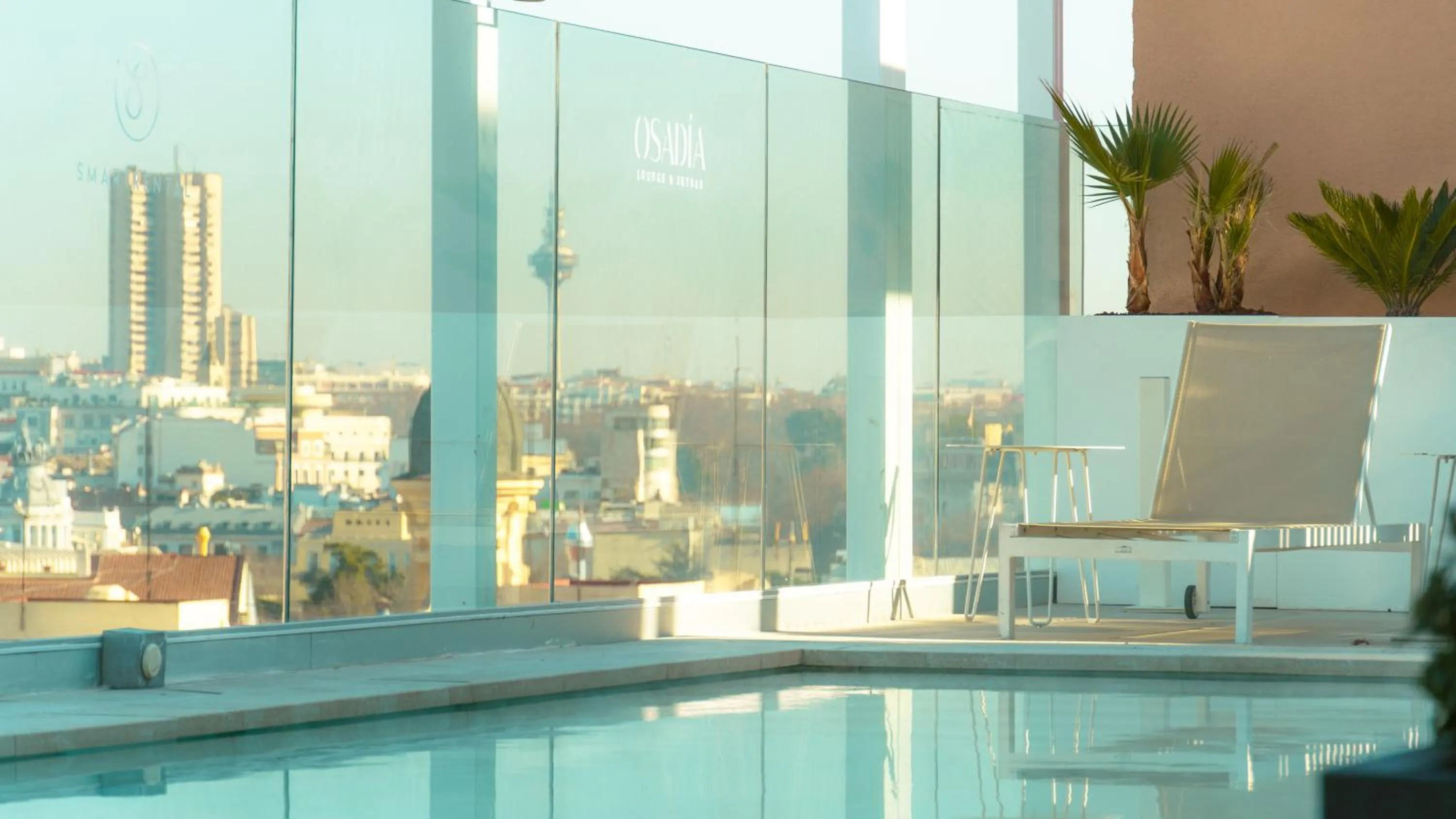 Swimming pool in SmartRental Collection Gran Vía Capital