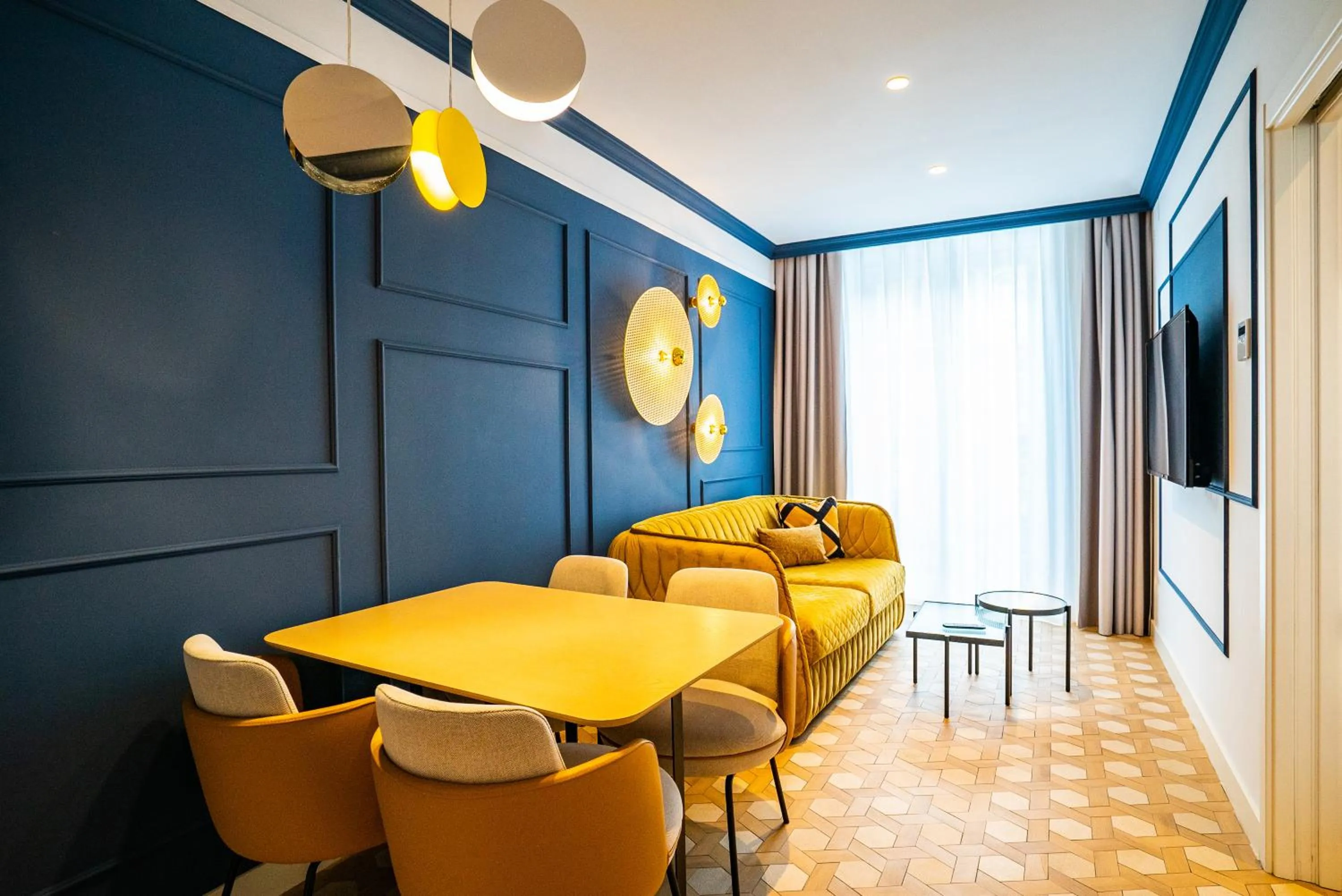 Communal lounge/ TV room in SmartRental Collection Gran Vía Capital