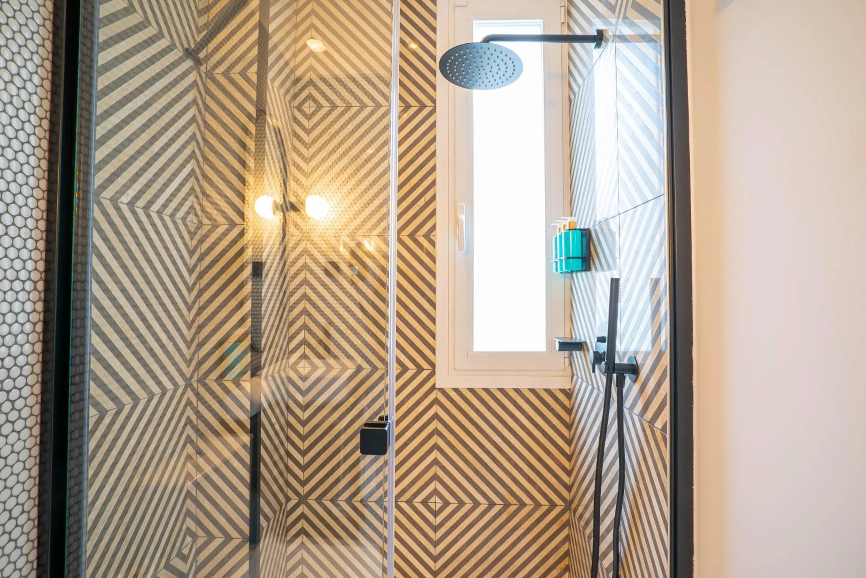 Shower in SmartRental Collection Gran Vía Capital