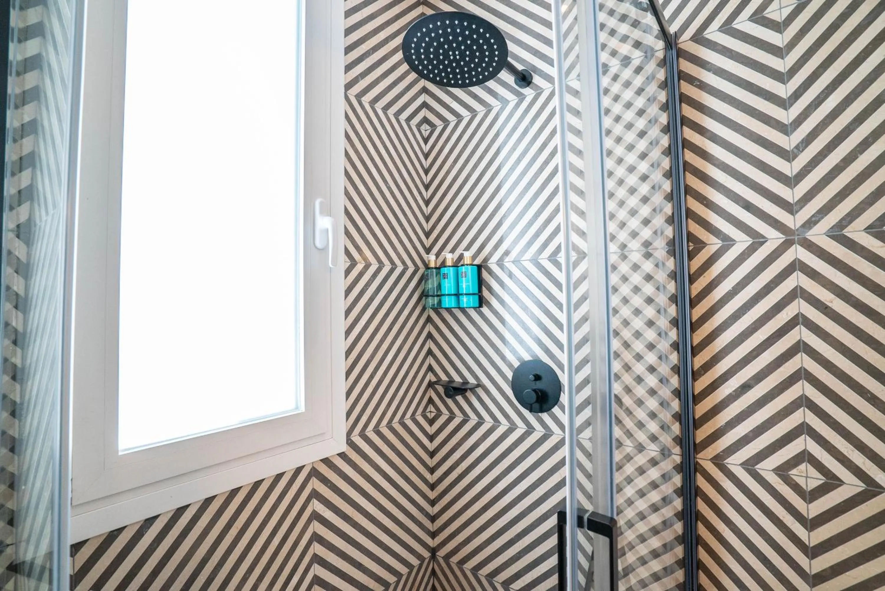 Shower in SmartRental Collection Gran Vía Capital