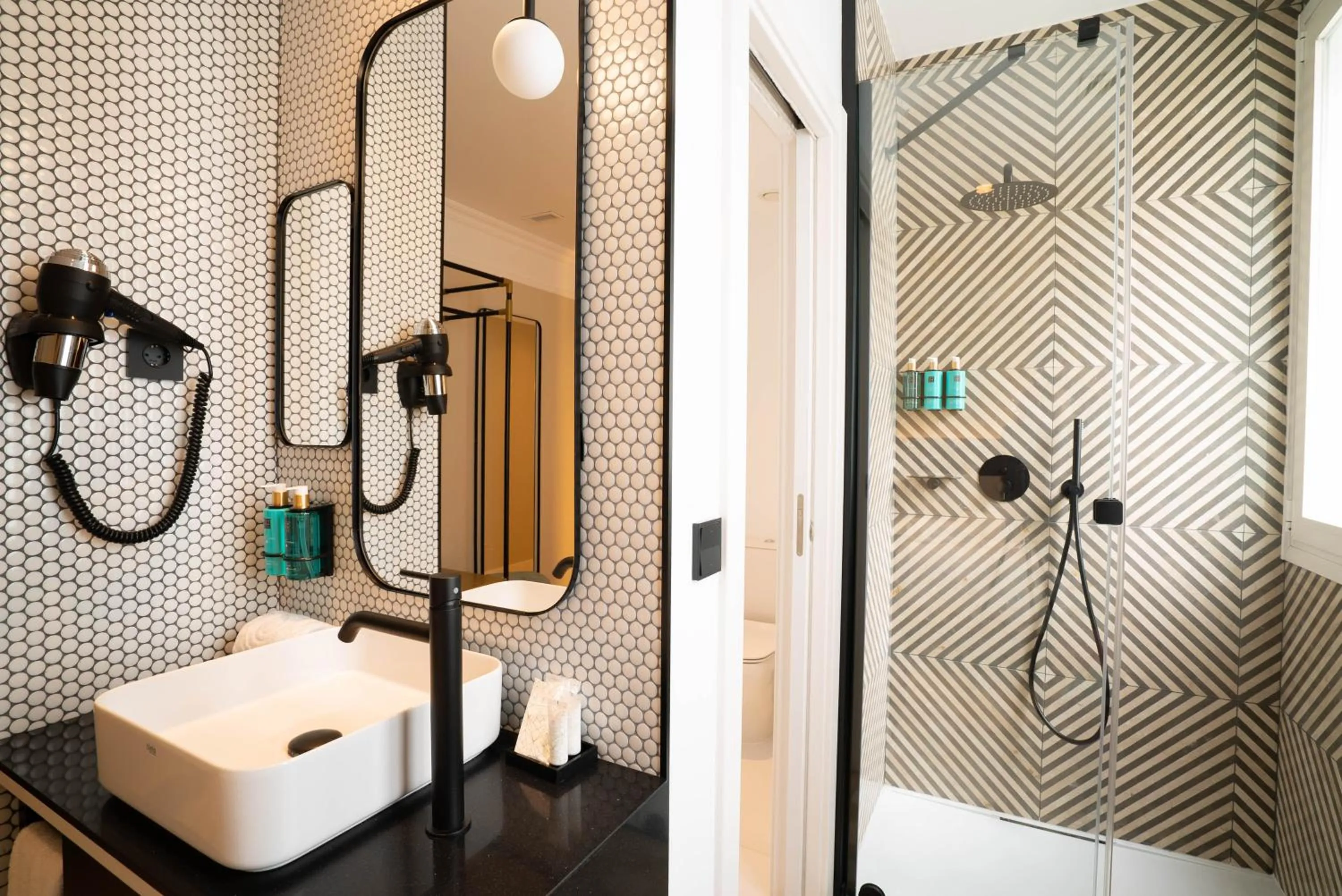 Shower in SmartRental Collection Gran Vía Capital