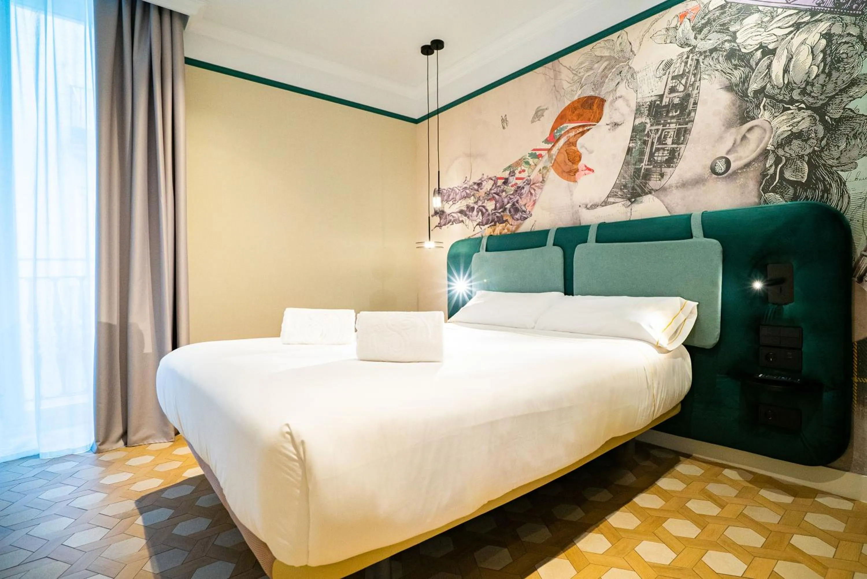 Bedroom, Bed in SmartRental Collection Gran Vía Capital