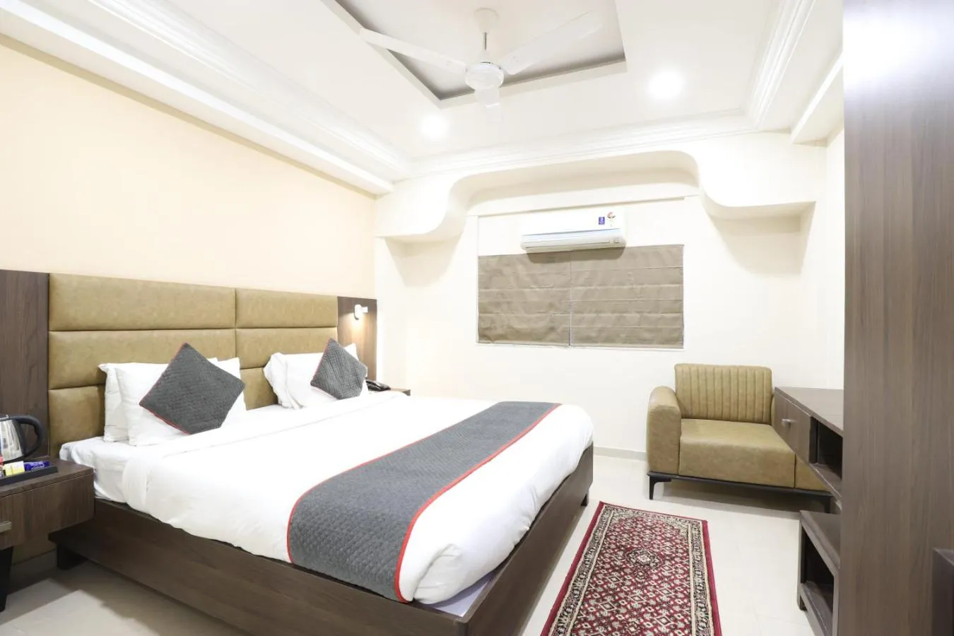 Bedroom, Bed in Alba Premier, Ahmedabad