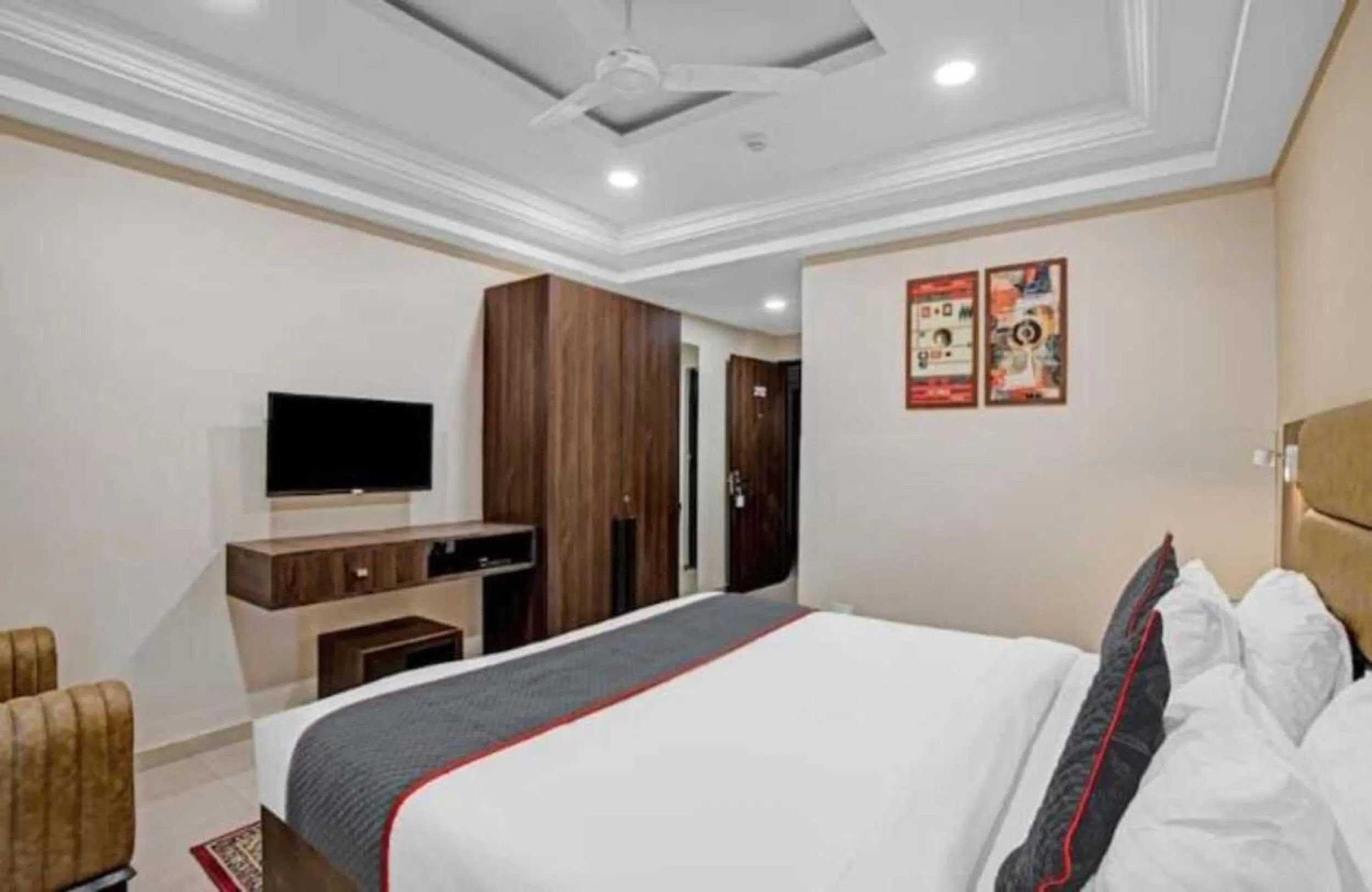 Bedroom, Bed in Alba Premier, Ahmedabad
