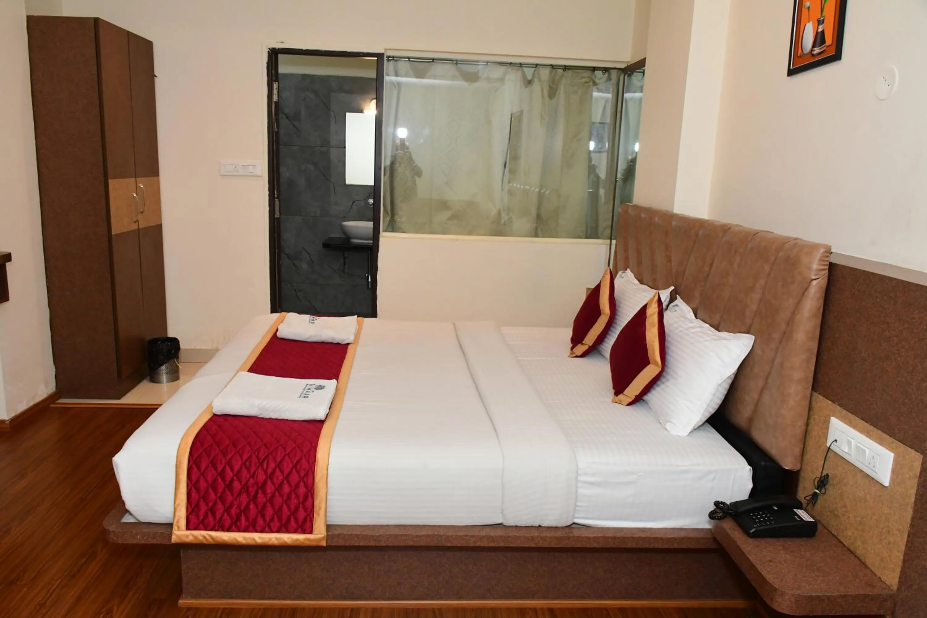 Photo of the whole room, Bed in Sai Vihaar Inn & Suites