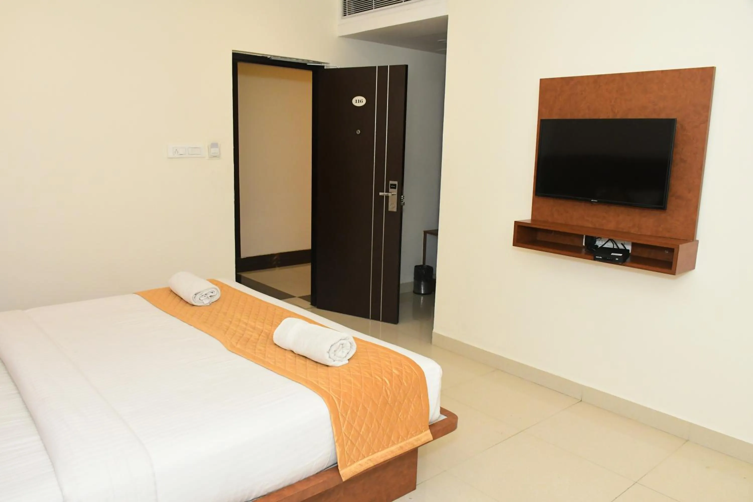 Photo of the whole room, Bed in Sai Vihaar Inn & Suites