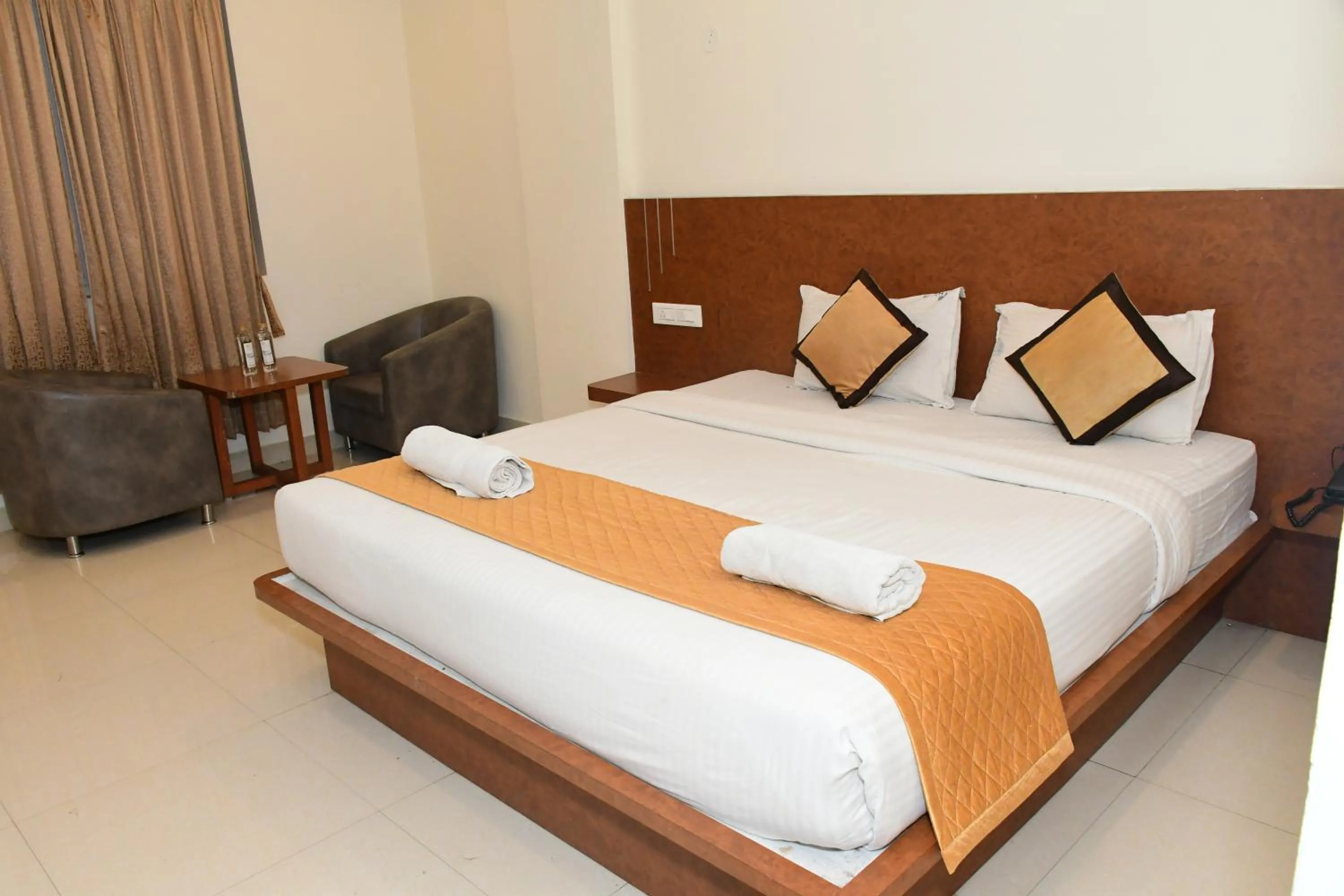 Photo of the whole room, Bed in Sai Vihaar Inn & Suites