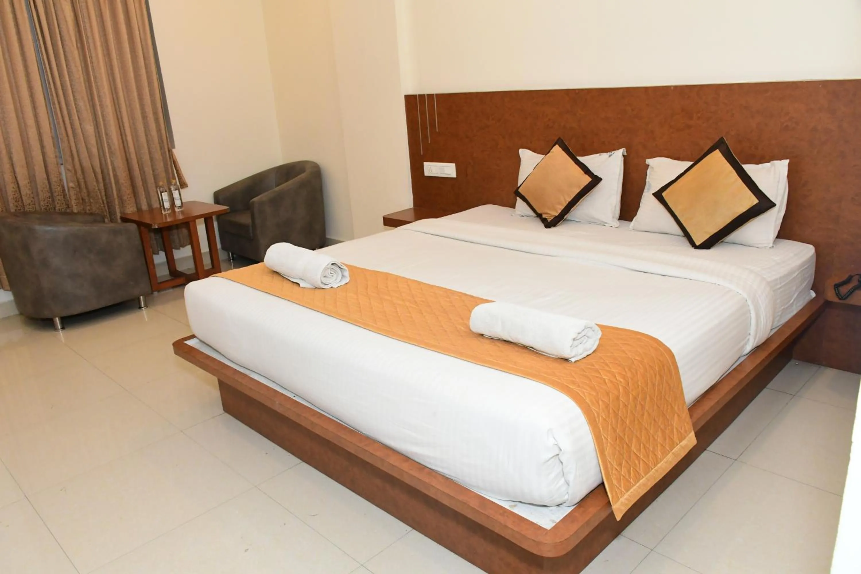 Photo of the whole room, Bed in Sai Vihaar Inn & Suites