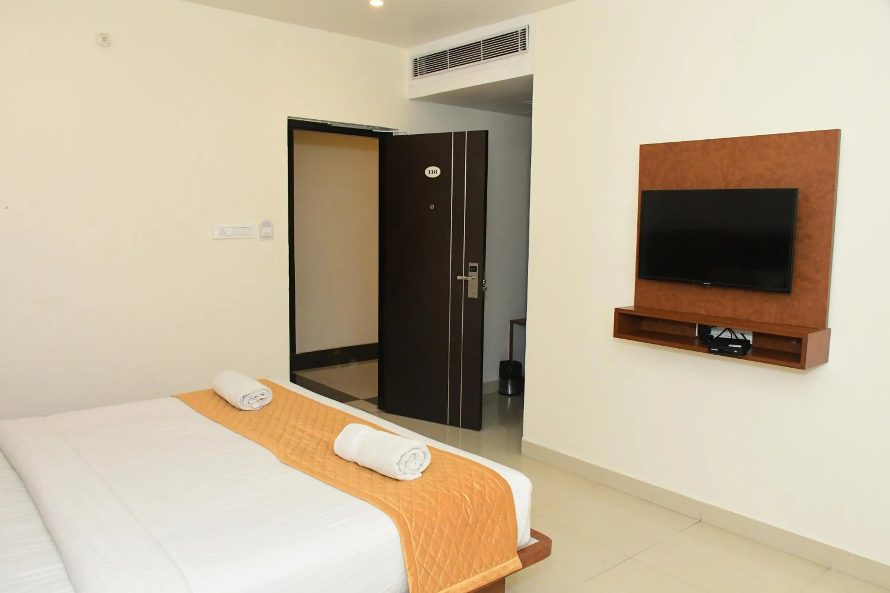 Bedroom, Bed in Sai Vihaar Inn & Suites