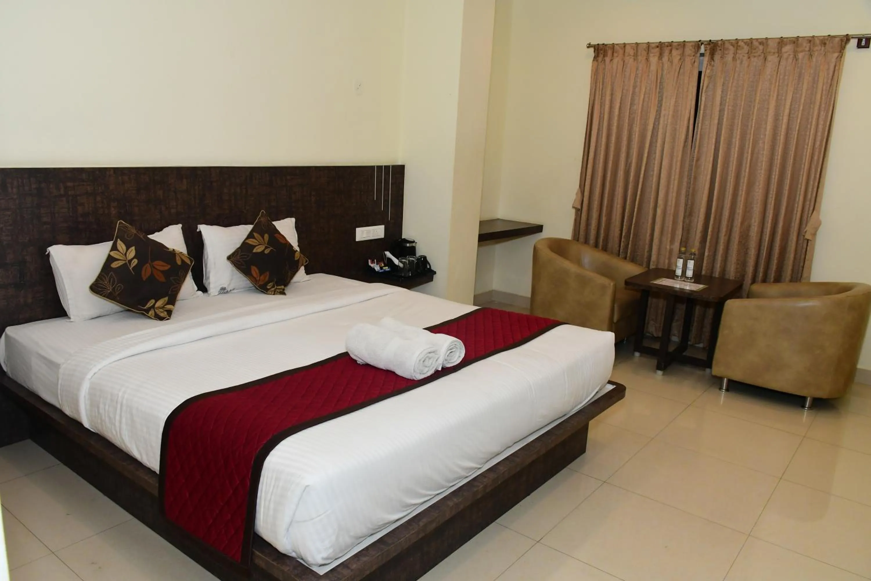 Photo of the whole room, Bed in Sai Vihaar Inn & Suites