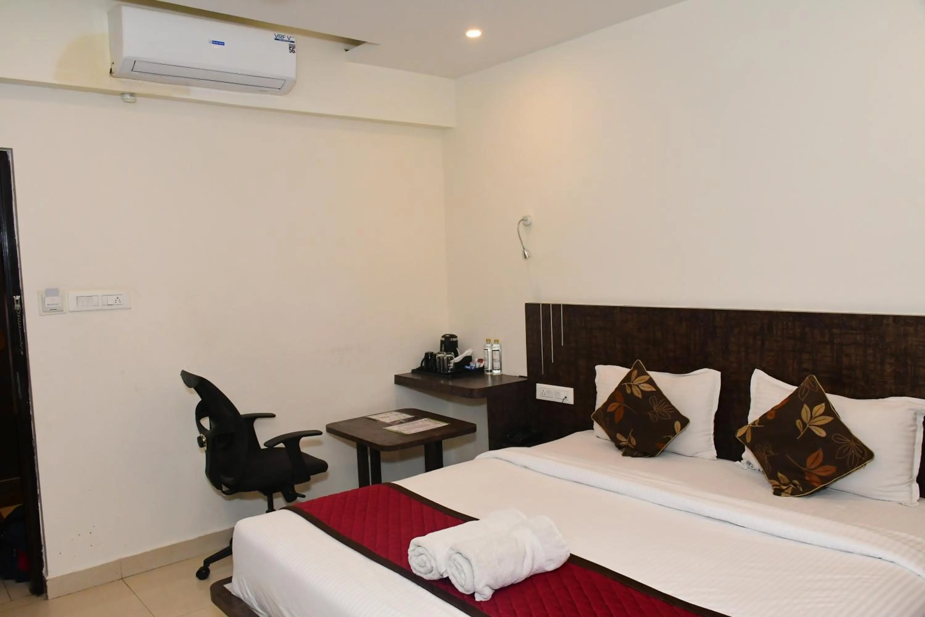 Photo of the whole room, Bed in Sai Vihaar Inn & Suites