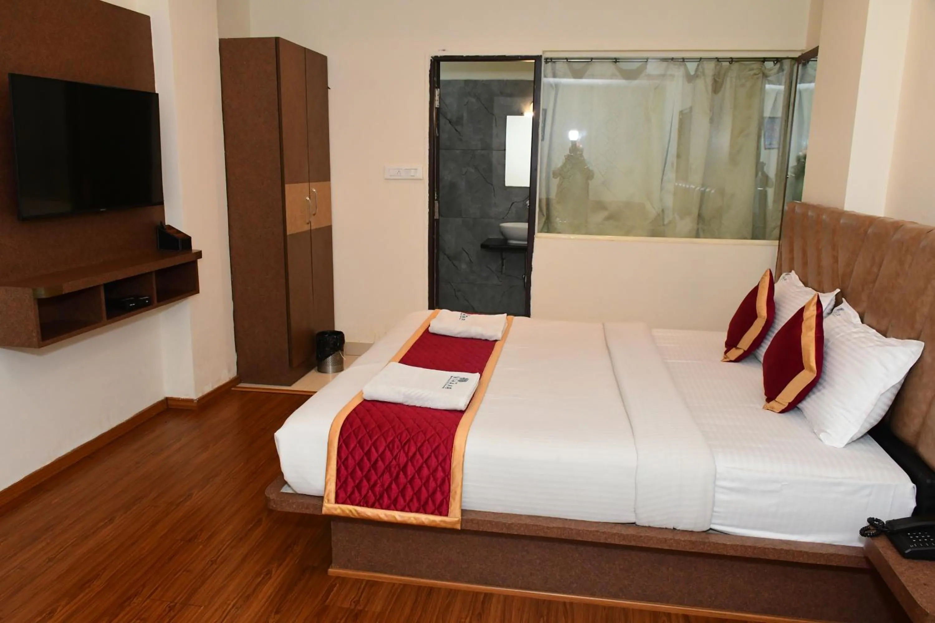 Photo of the whole room, Bed in Sai Vihaar Inn & Suites