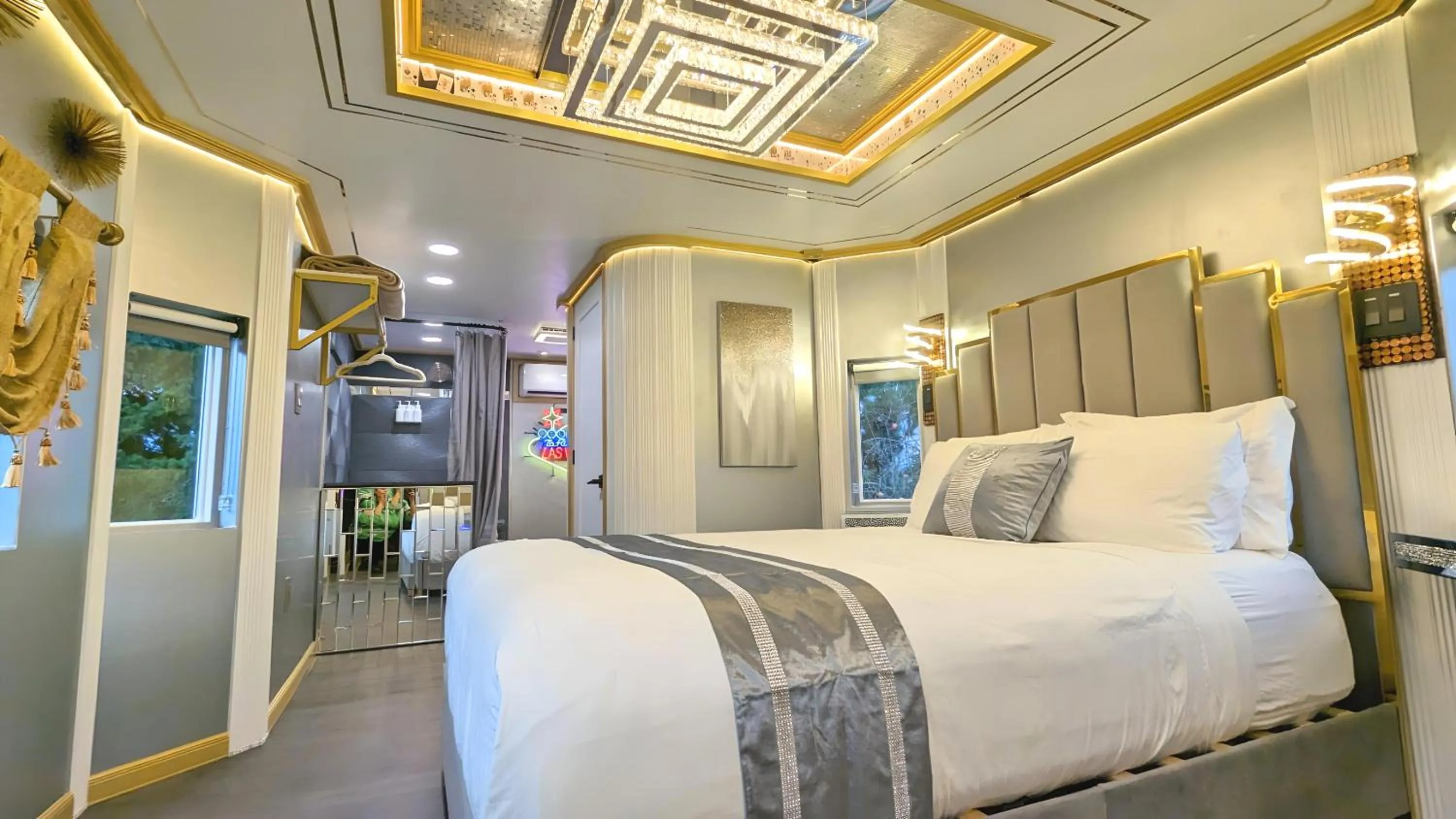 Photo of the whole room, Bed in Olympic Railway Inn