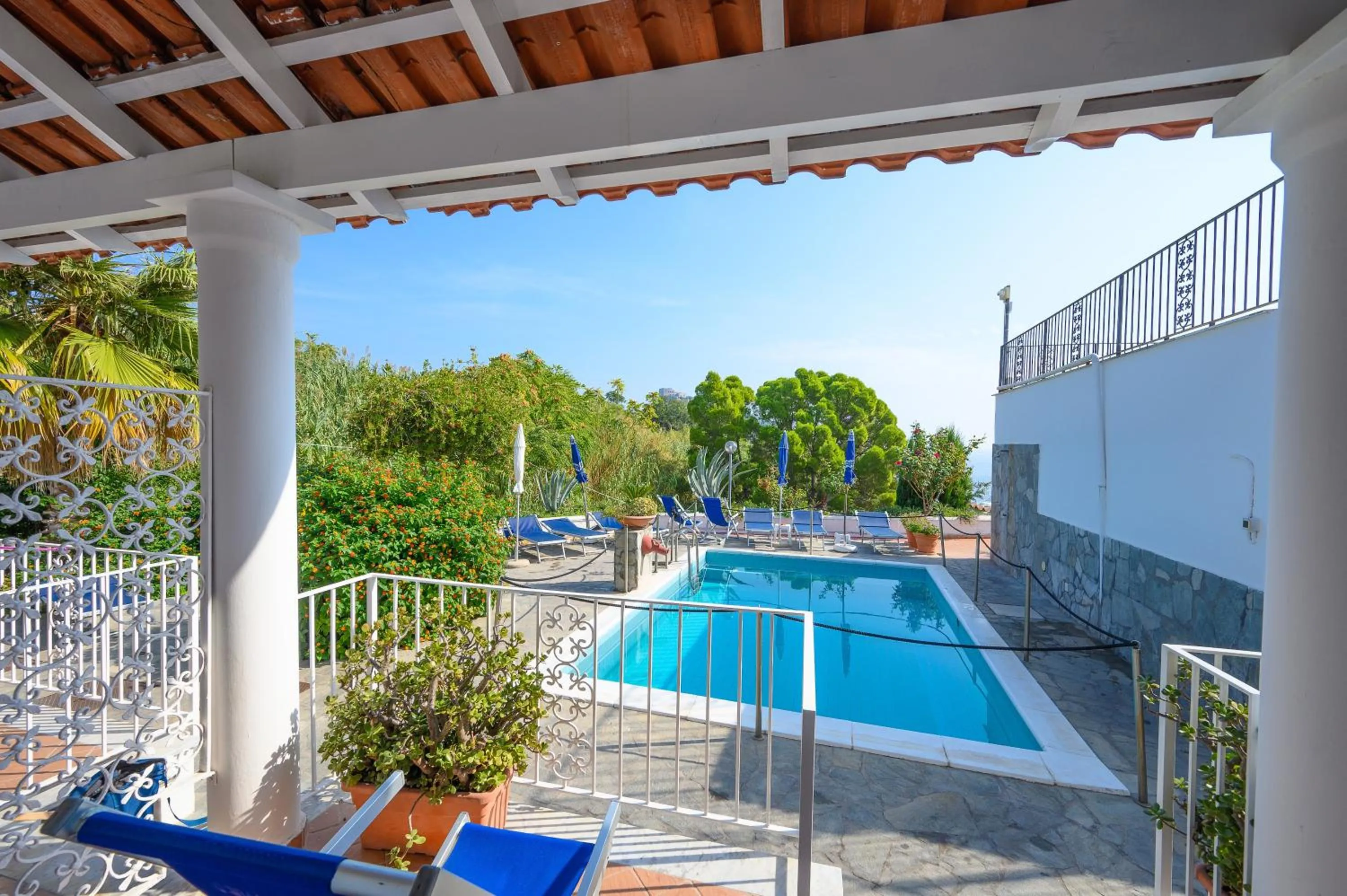 Pool view in Hotel Parco Cartaromana