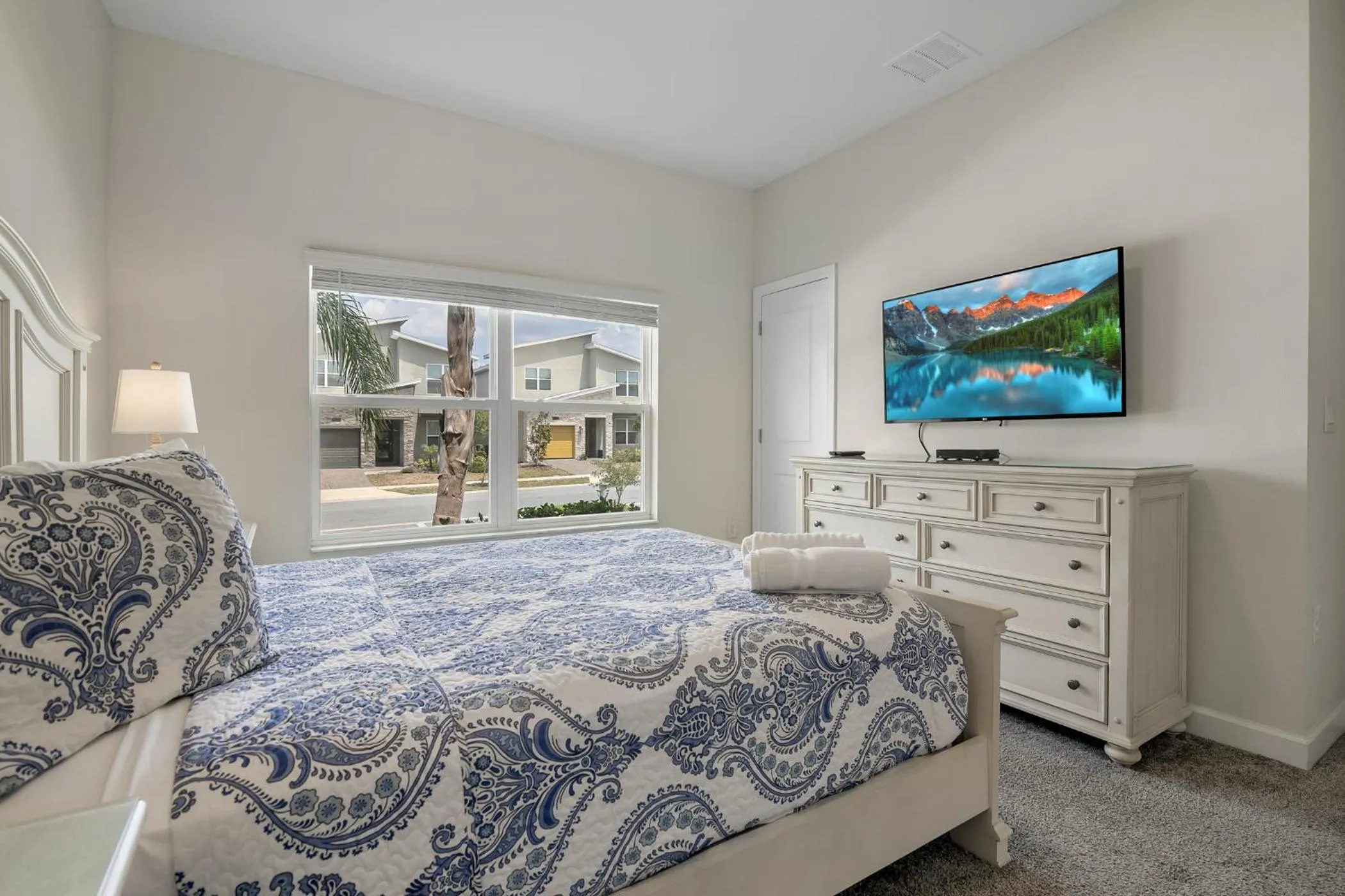 TV and multimedia, Bed in Fascinating 4 bedroom, walking distance to the waterpark