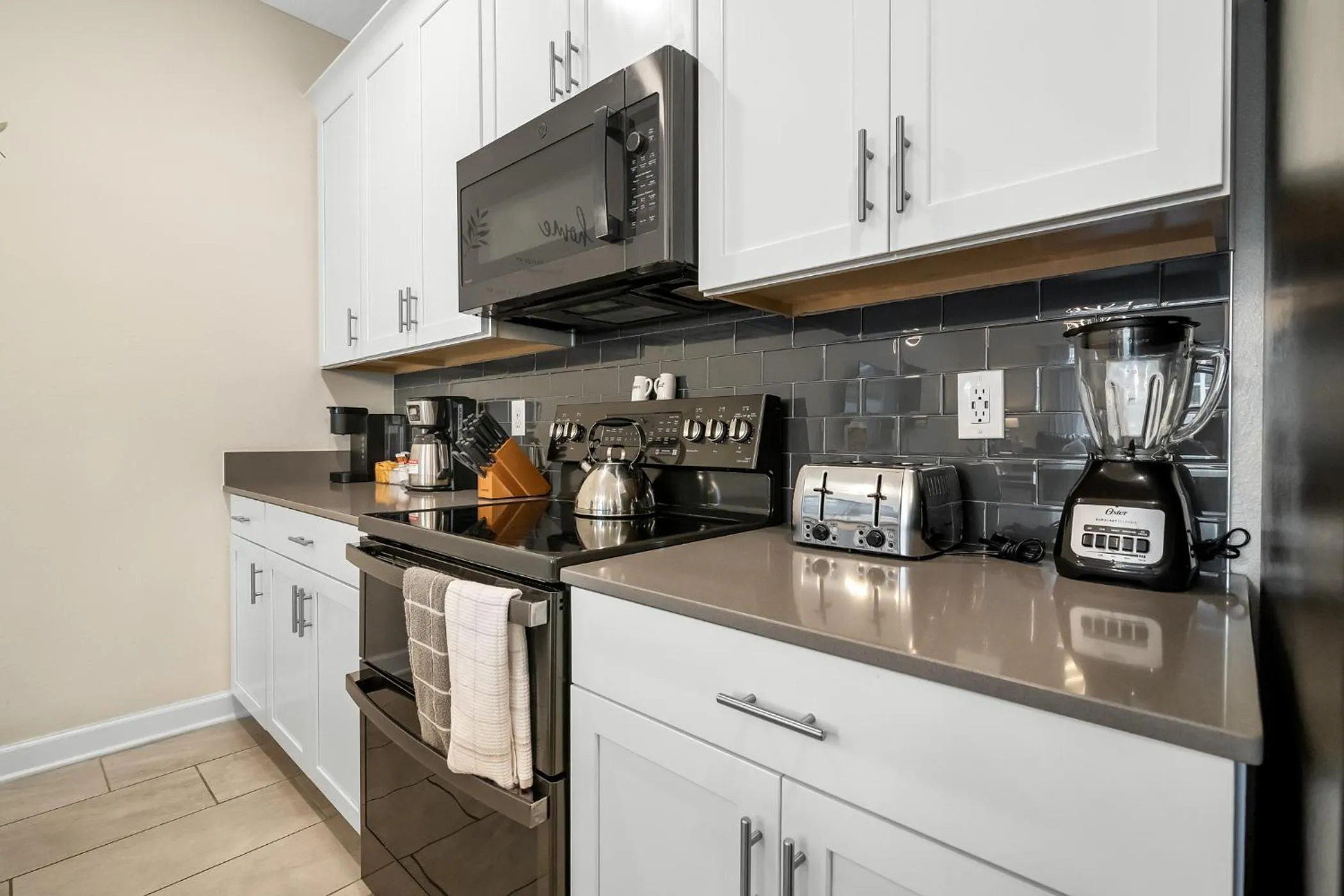 Kitchen or kitchenette in Fascinating 4 bedroom, walking distance to the waterpark