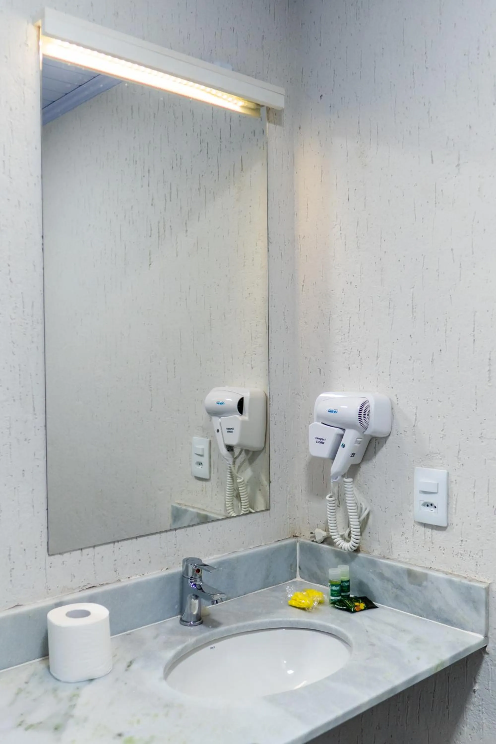 Toilet in Front Comfort Teófilo Otoni