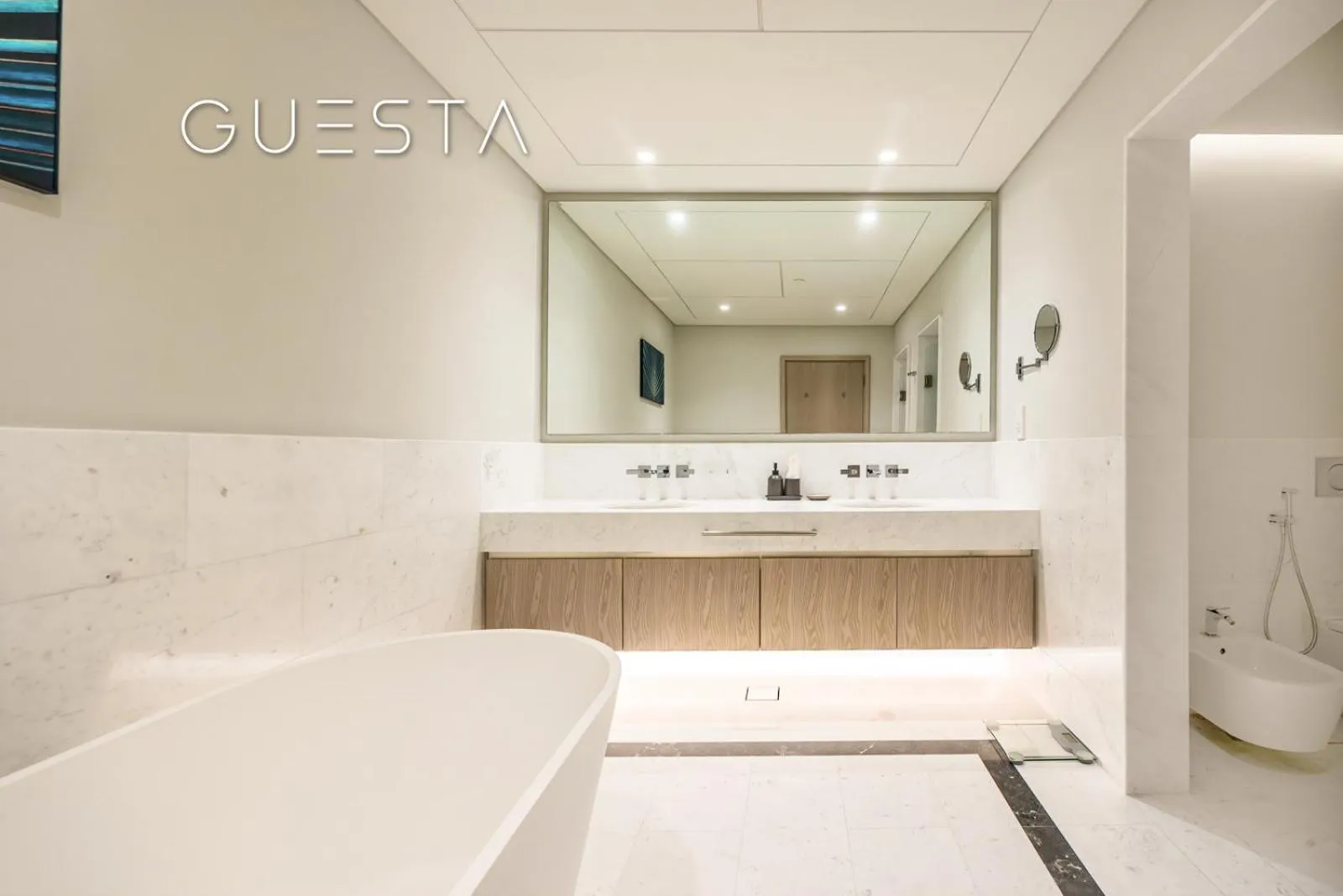 Shower in The Palm Tower, Nakheel Mall, Palm Jumeirah