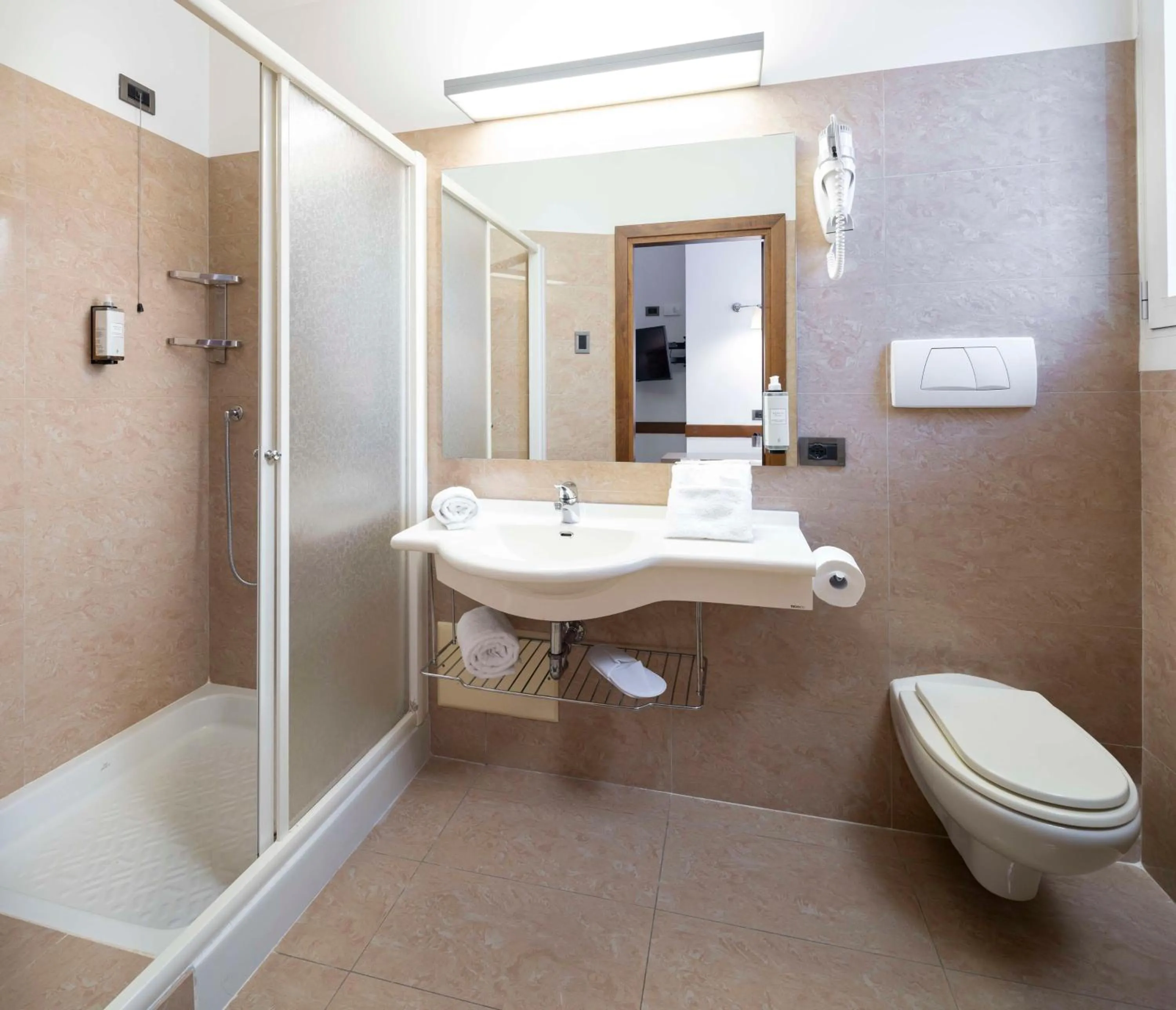 Shower in Best Western Hotel Biri