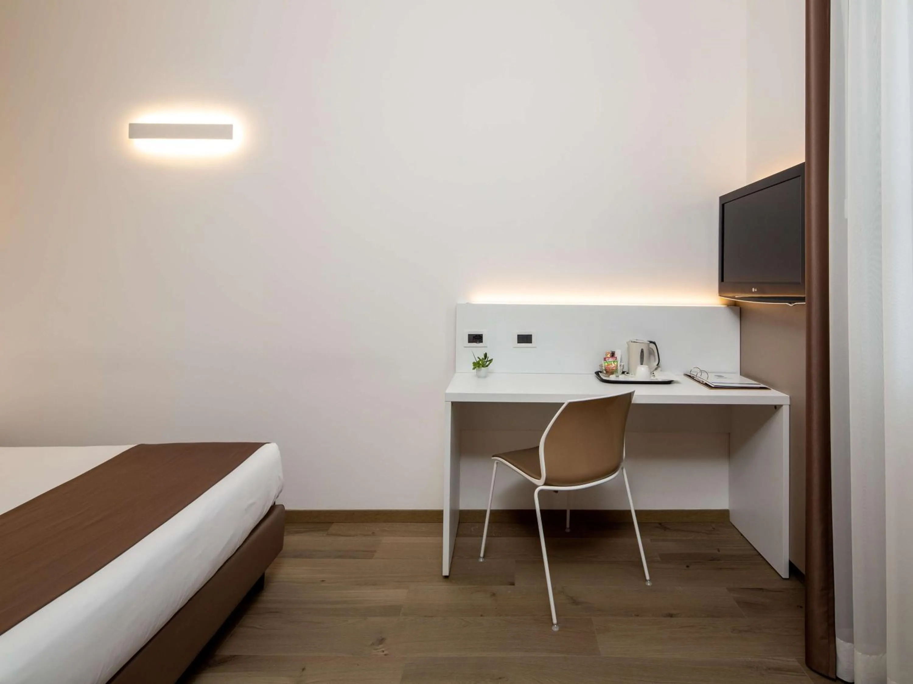 TV and multimedia, Bed in Best Western Hotel Biri