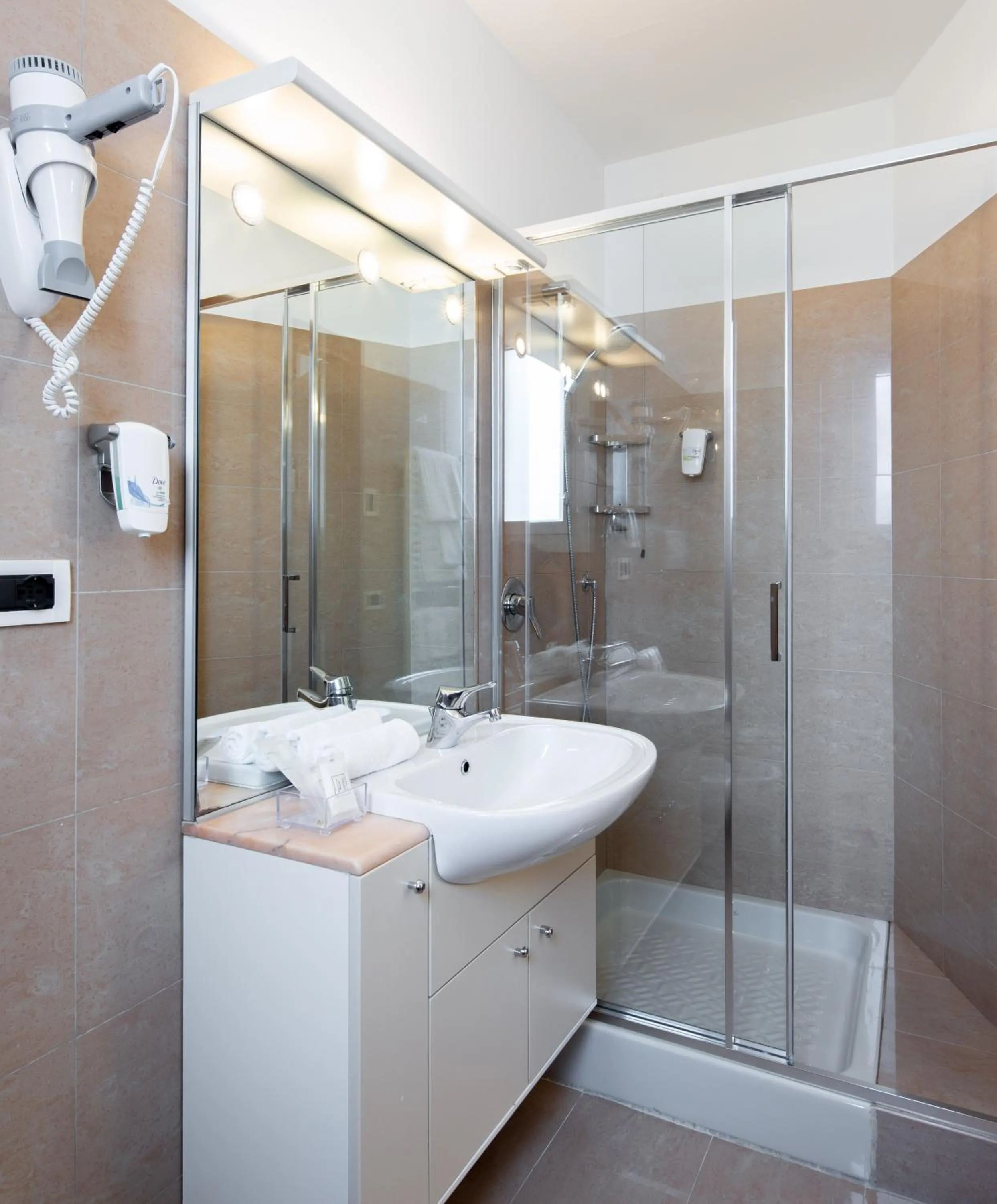 Shower in Best Western Hotel Biri