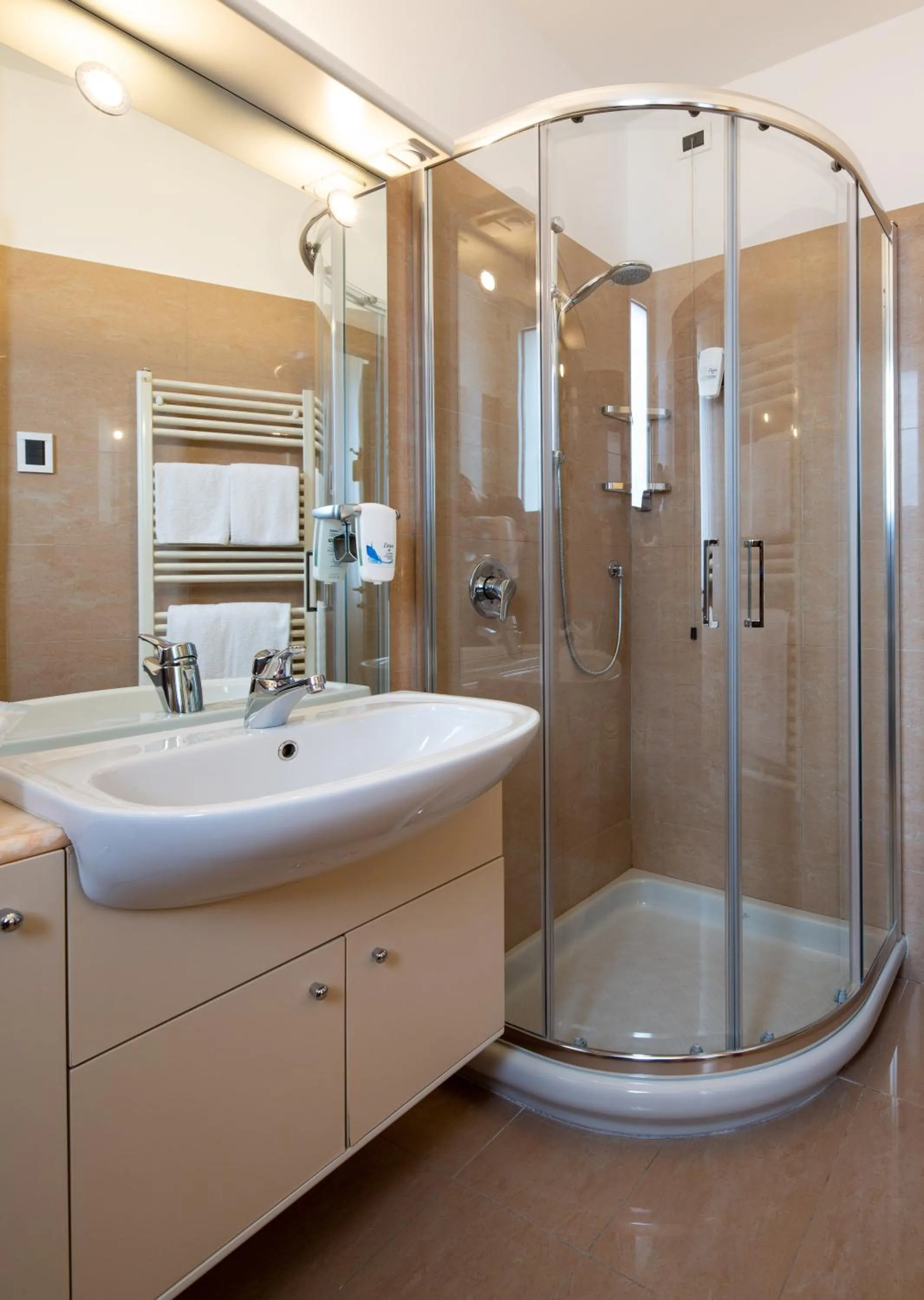 Shower in Best Western Hotel Biri