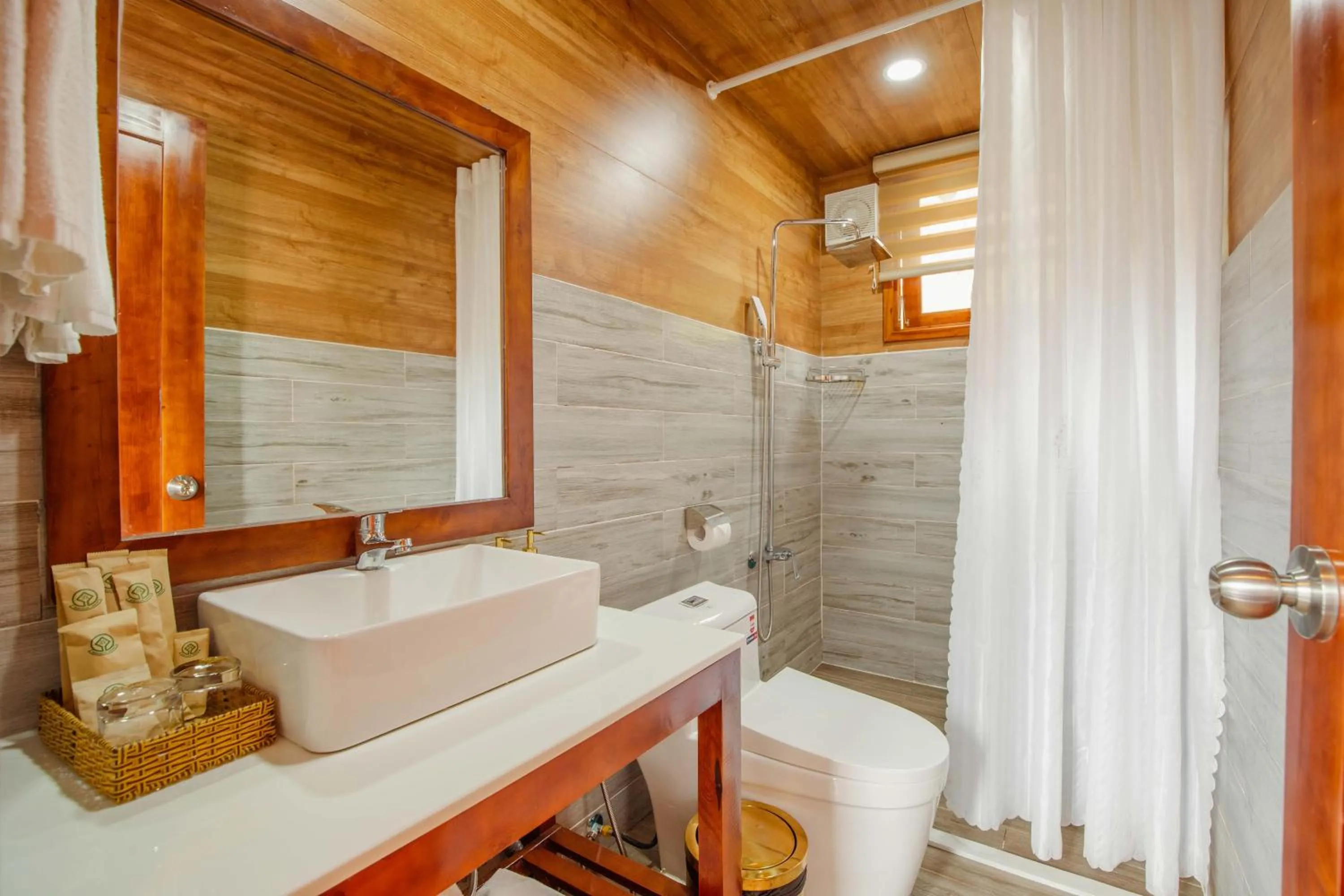 Toilet in Rừng Lá Kim Resort