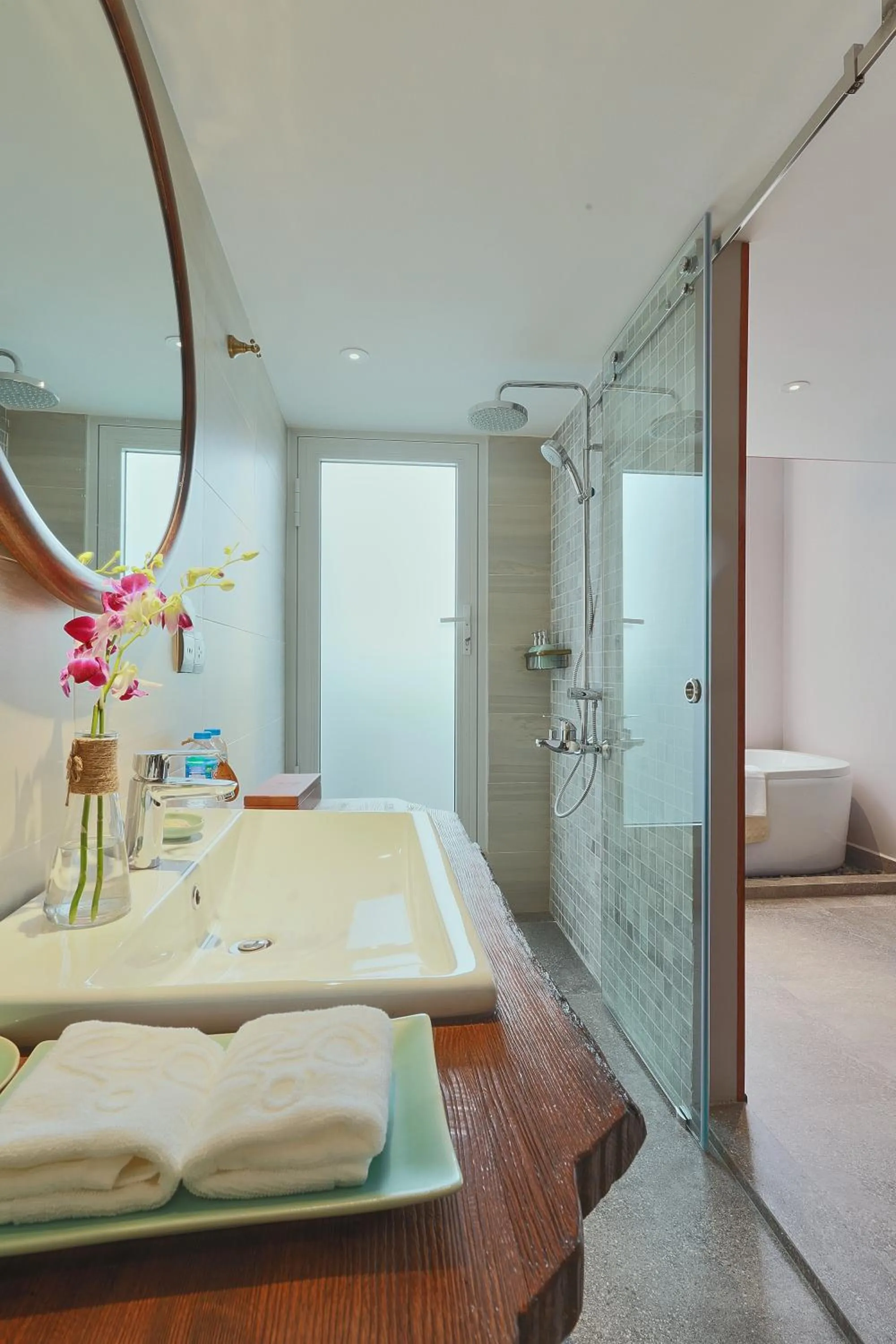 Shower, Bed in CHERRY BOUTIQUE HOTEL