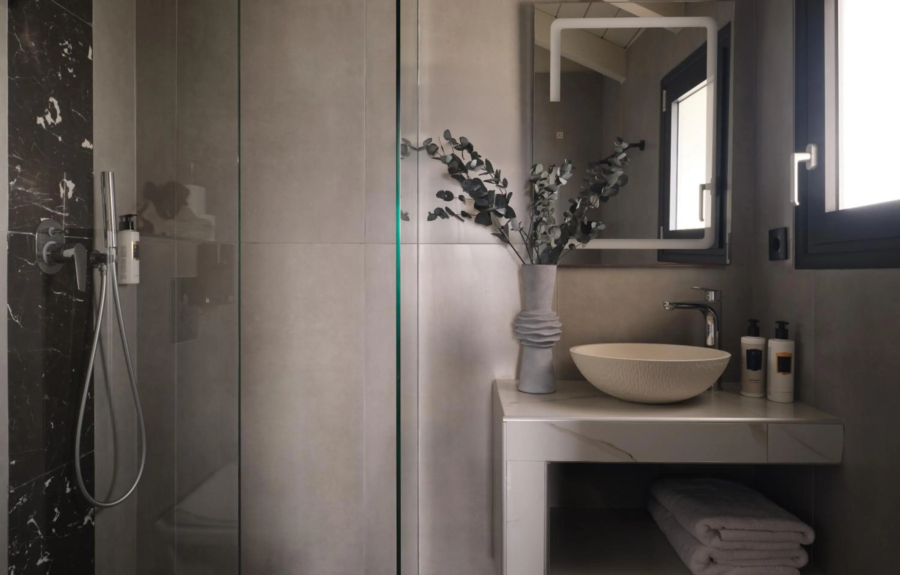 Shower in Nikon Boutique Hotel