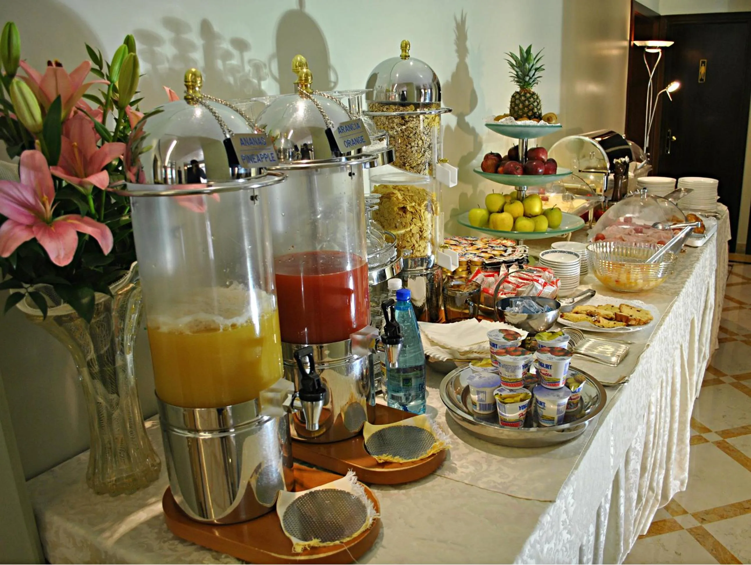 Restaurant/places to eat in Hotel Carlton Capri