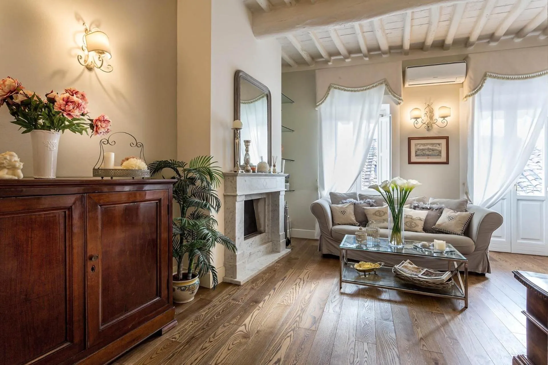 Casa Raffa, 2 Bedrooms 2 Bathrooms Romantic Apartment with Terrace and Parking in Lucca