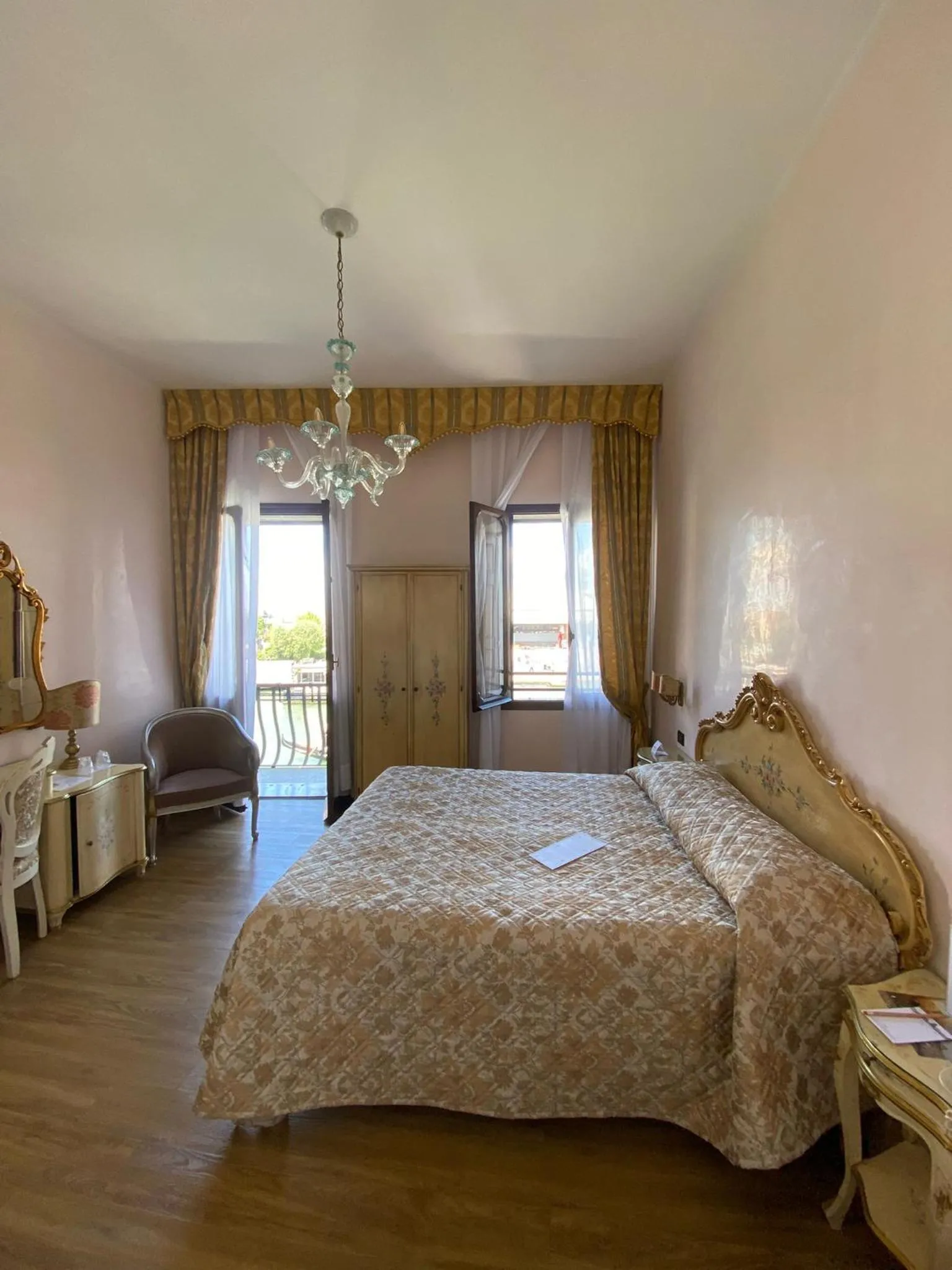 Bedroom, Bed in Hotel Carlton On The Grand Canal